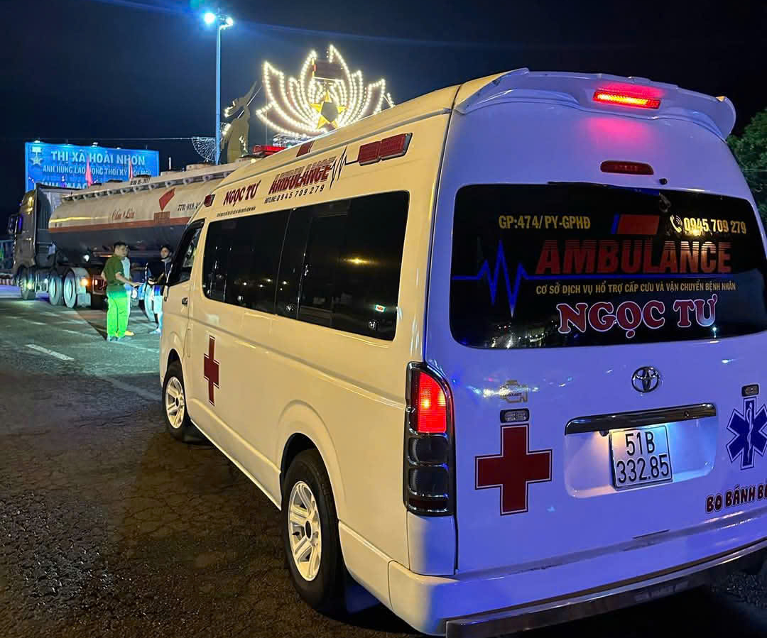 Tông vào đuôi xe đầu kéo đỗ bên quốc lộ 1, người đàn ông tử vong- Ảnh 1. Tông vào đuôi xe đầu kéo đỗ bên quốc lộ 1, người đàn ông tử vong- Ảnh 1.