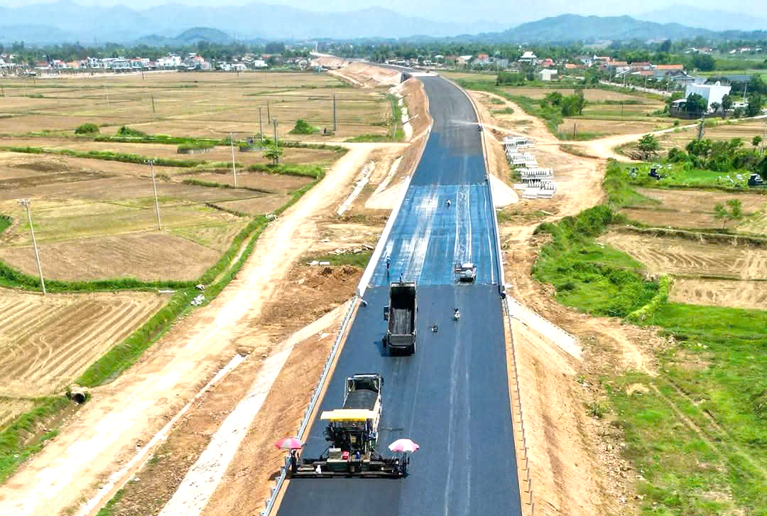 Đội nắng thảm nhựa cầu vượt s&ocirc;ng d&agrave;i nhất cao tốc Ho&agrave;i Nhơn - Quy Nhơn- Ảnh 12.