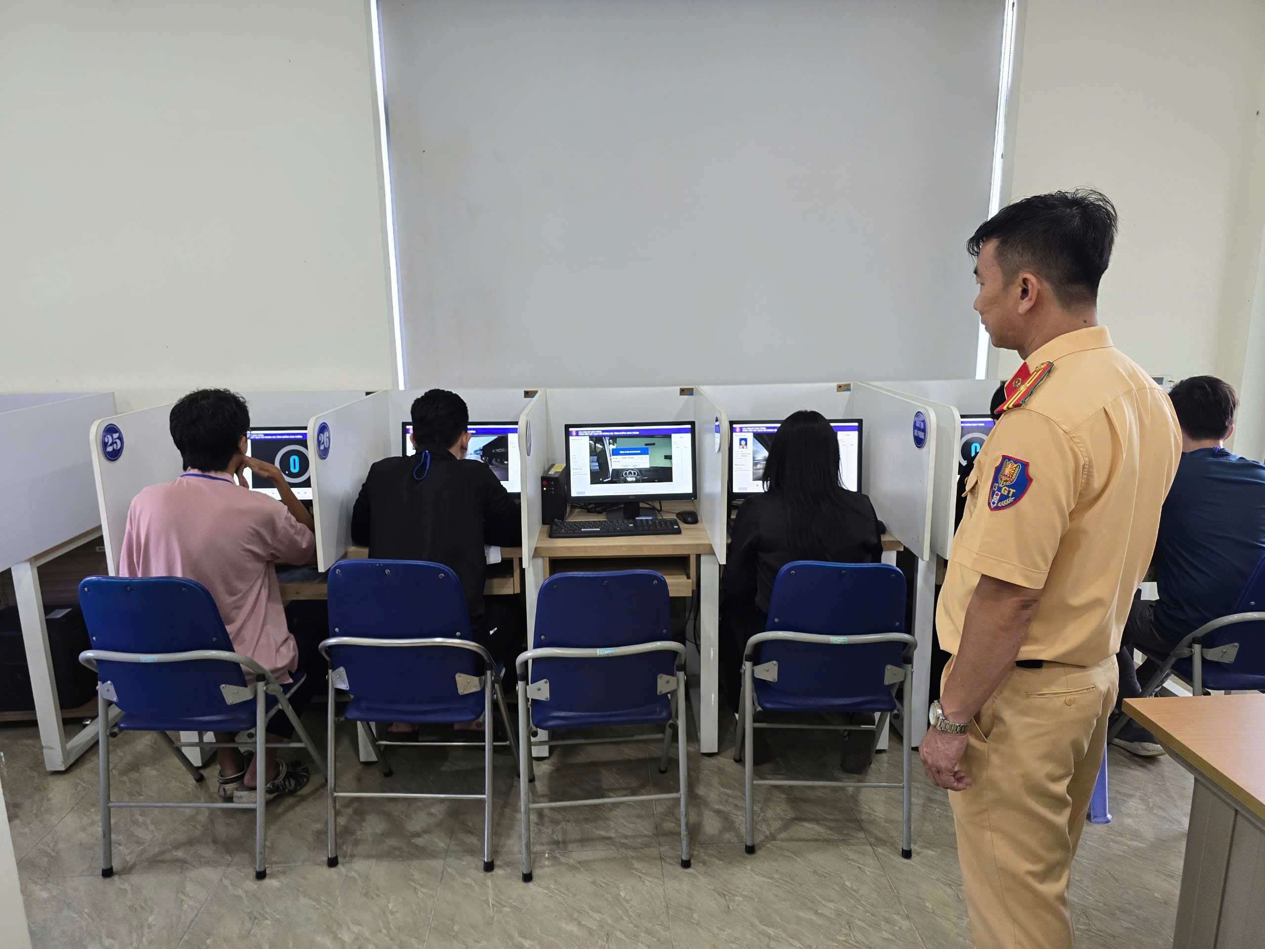 500 học vi&ecirc;n dự kỳ s&aacute;t hạch cấp giấy ph&eacute;p l&aacute;i xe đầu ti&ecirc;n do CSGT TP.HCM tổ chức- Ảnh 11.