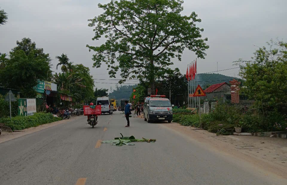Nghệ An: Xe m&aacute;y va chạm xe đầu k&eacute;o tr&ecirc;n quốc lộ, một phụ nữ tử vong- Ảnh 1.