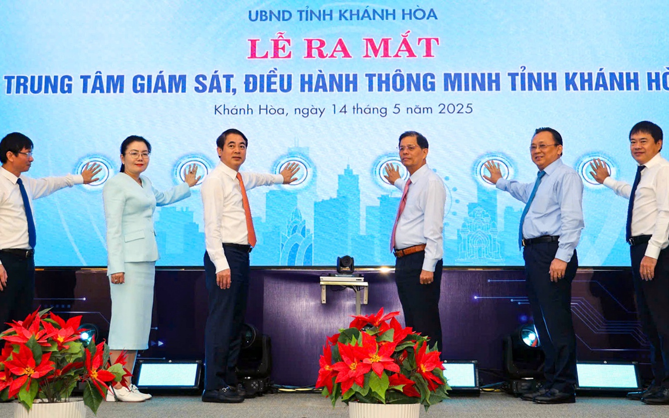 Khánh Hòa tiếp nhận phản ánh của người dân qua ứng dụng KHANHHOA-S- Ảnh 2. Khánh Hòa chính thức vận hành “bộ não số”