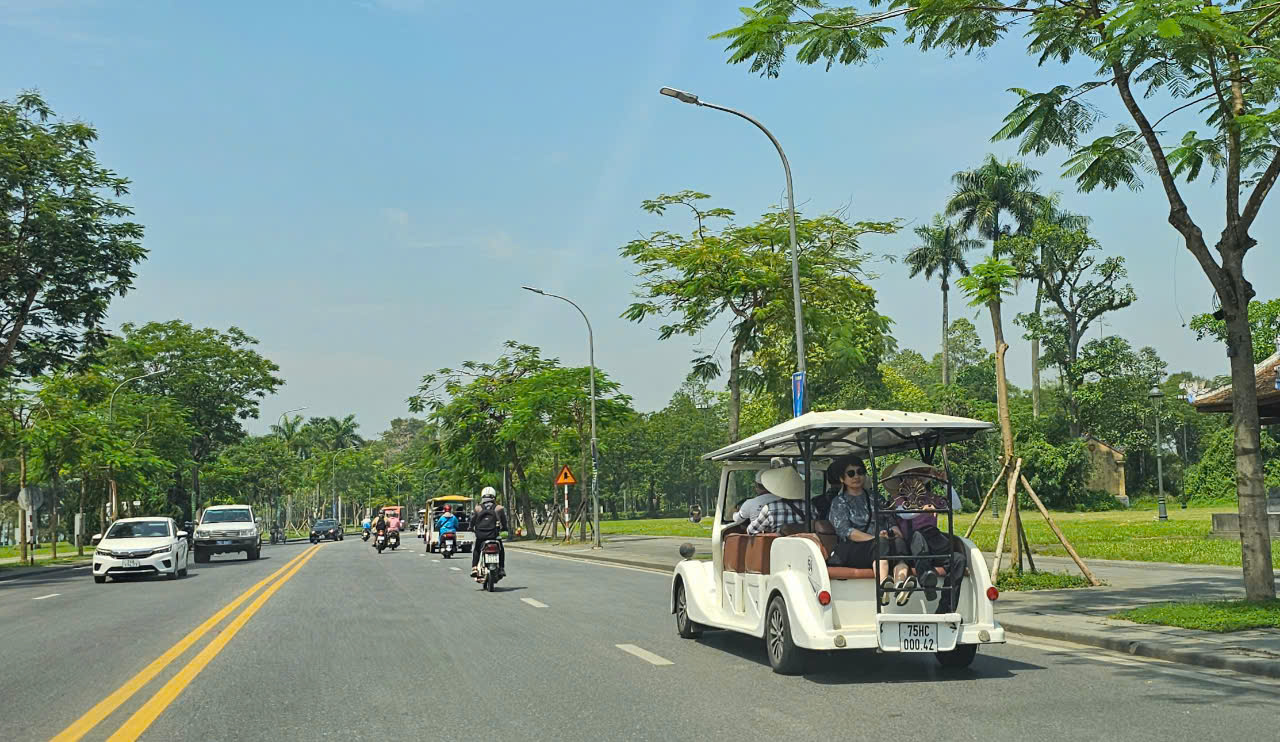 Xe điện chở du kh&aacute;ch chỉ được chạy tốc độ tối đa 30km/h trong TP Huế- Ảnh 1.