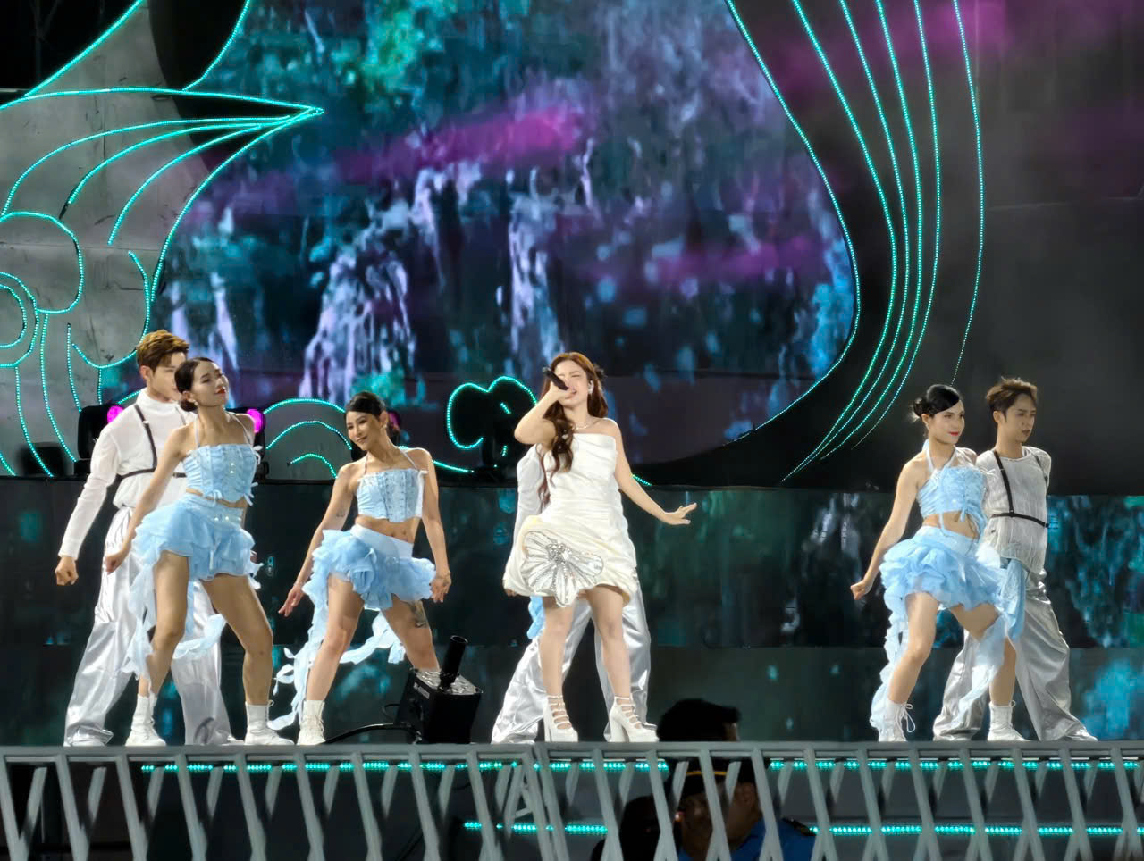 Hải Phòng: Sôi động trong đêm nhạc “Memory Sóng Concert”- Ảnh 2. Hải Phòng: Sôi động trong đêm nhạc “Memory Sóng Concert”- Ảnh 2.