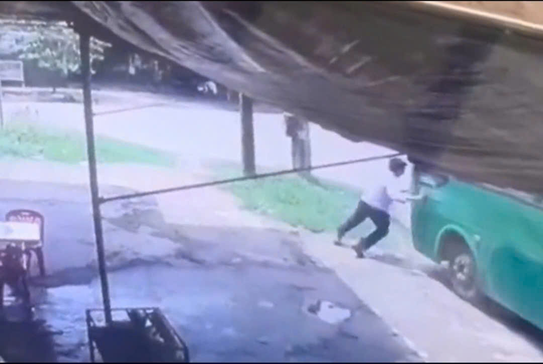 Cố ngăn xe buýt trôi tự do, phụ xe bị cán tử vong- Ảnh 1. Cố ngăn xe buýt trôi tự do, phụ xe bị cán tử vong- Ảnh 1.