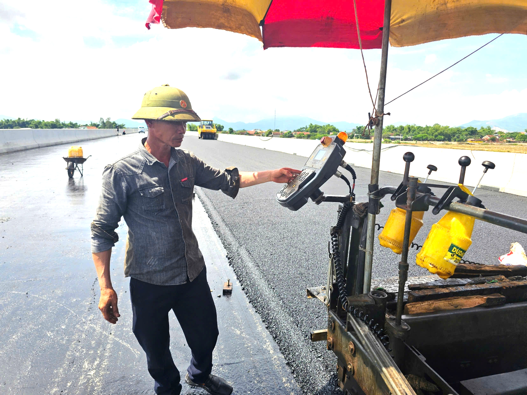 Đội nắng thảm nhựa cầu vượt s&ocirc;ng d&agrave;i nhất cao tốc Ho&agrave;i Nhơn - Quy Nhơn- Ảnh 5.