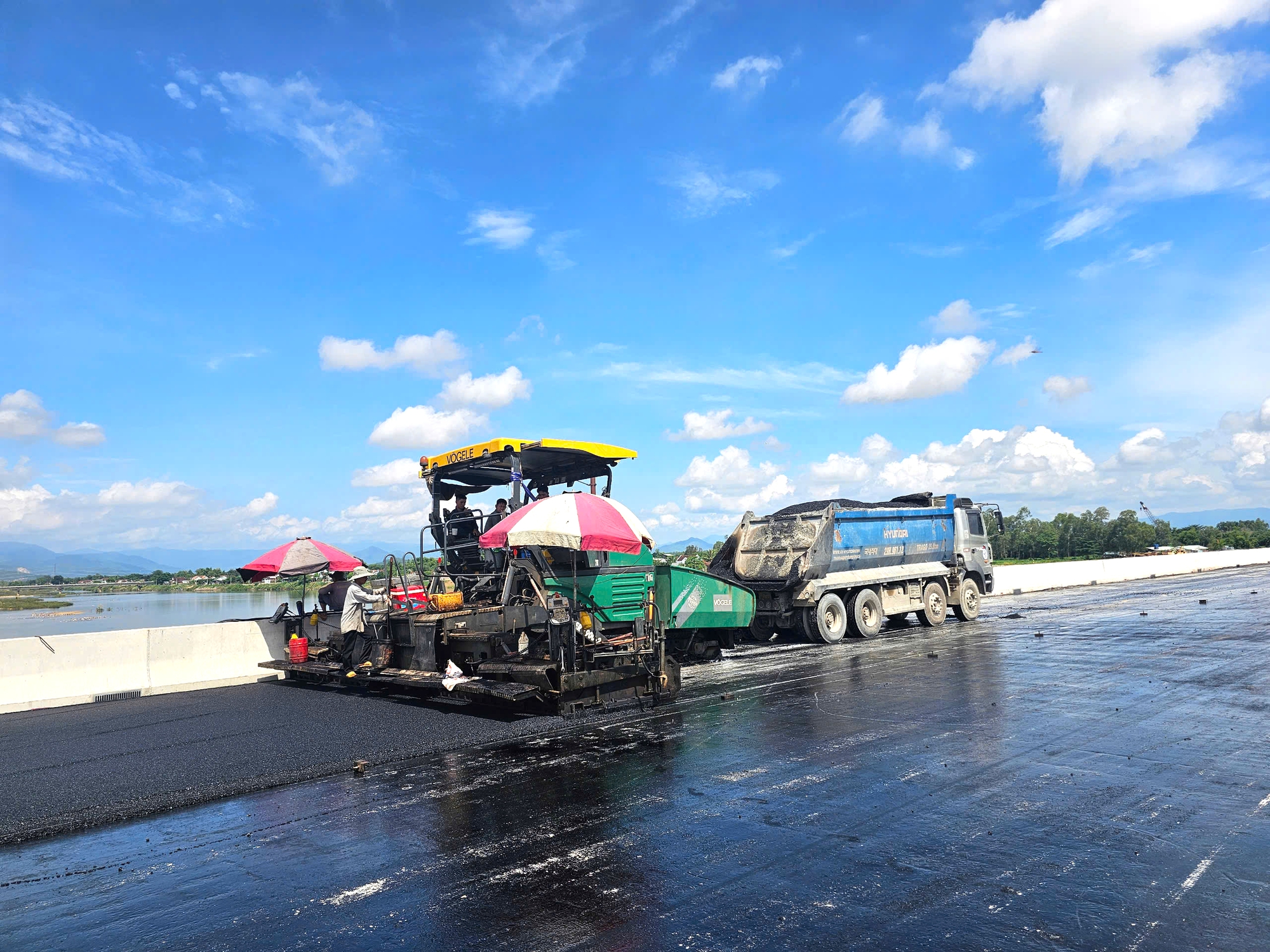 Đội nắng thảm nhựa cầu vượt s&ocirc;ng d&agrave;i nhất cao tốc Ho&agrave;i Nhơn - Quy Nhơn- Ảnh 3.