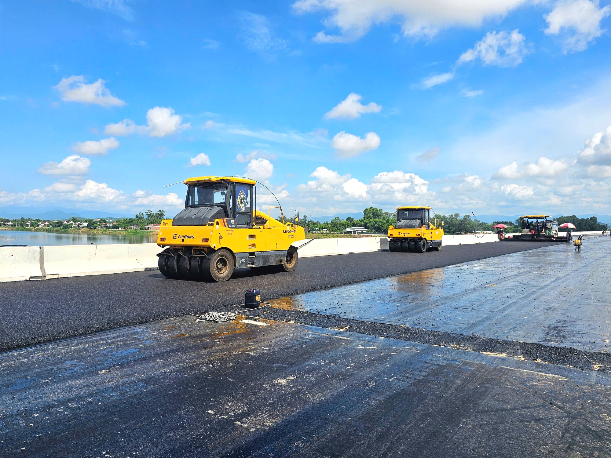 Đội nắng thảm nhựa cầu vượt s&ocirc;ng d&agrave;i nhất cao tốc Ho&agrave;i Nhơn - Quy Nhơn- Ảnh 7.