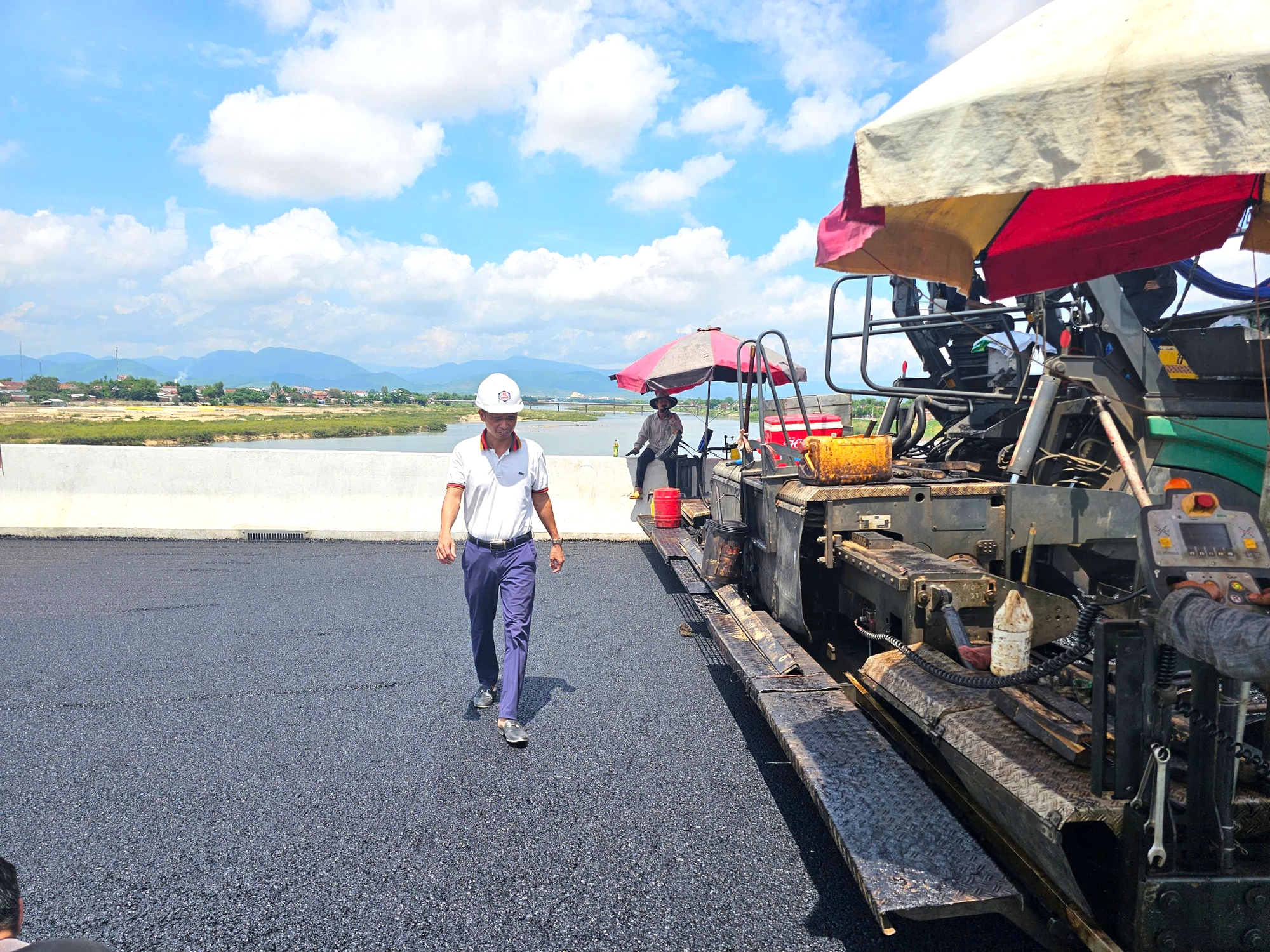 Đội nắng thảm nhựa cầu vượt s&ocirc;ng d&agrave;i nhất cao tốc Ho&agrave;i Nhơn - Quy Nhơn- Ảnh 8.