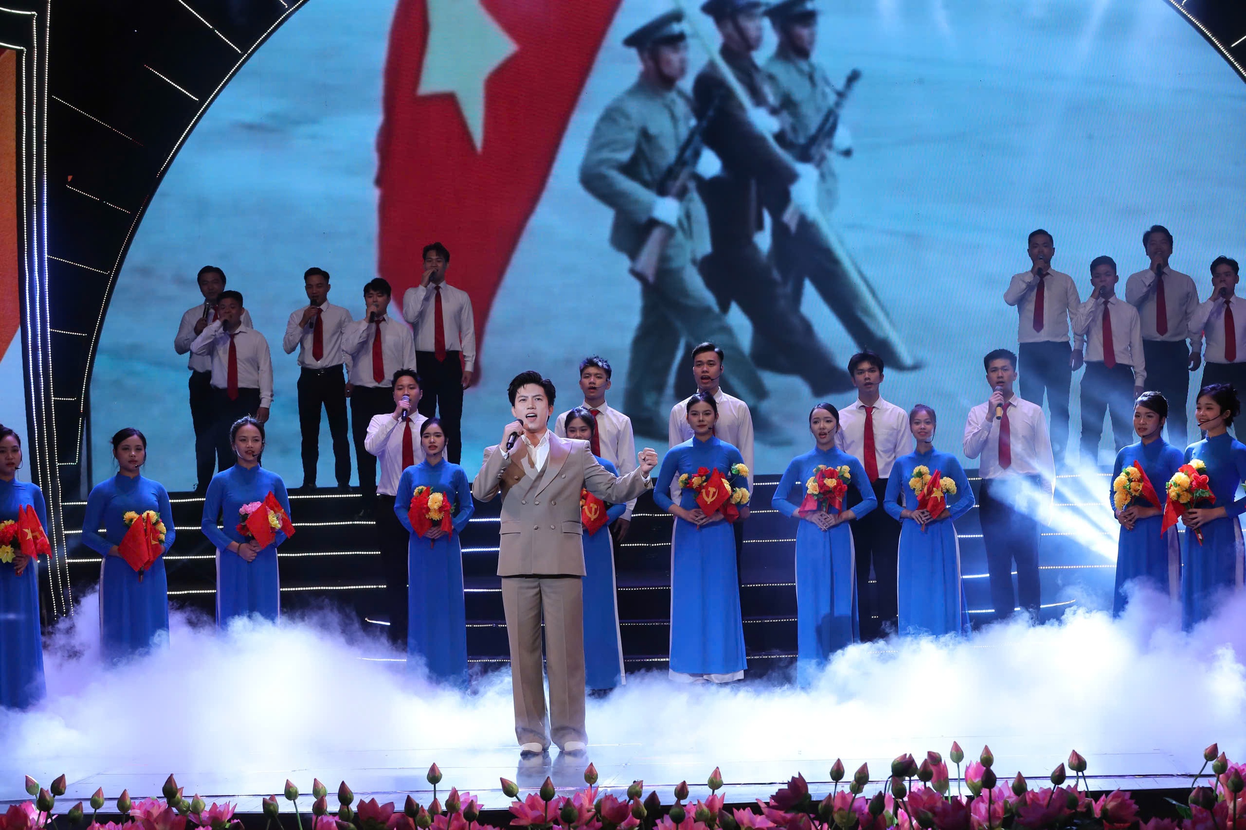 X&uacute;c động chương tr&igrave;nh nghệ thuật đặc biệt &ldquo;Qu&agrave; th&aacute;ng 5 d&acirc;ng Người&rdquo;- Ảnh 16.