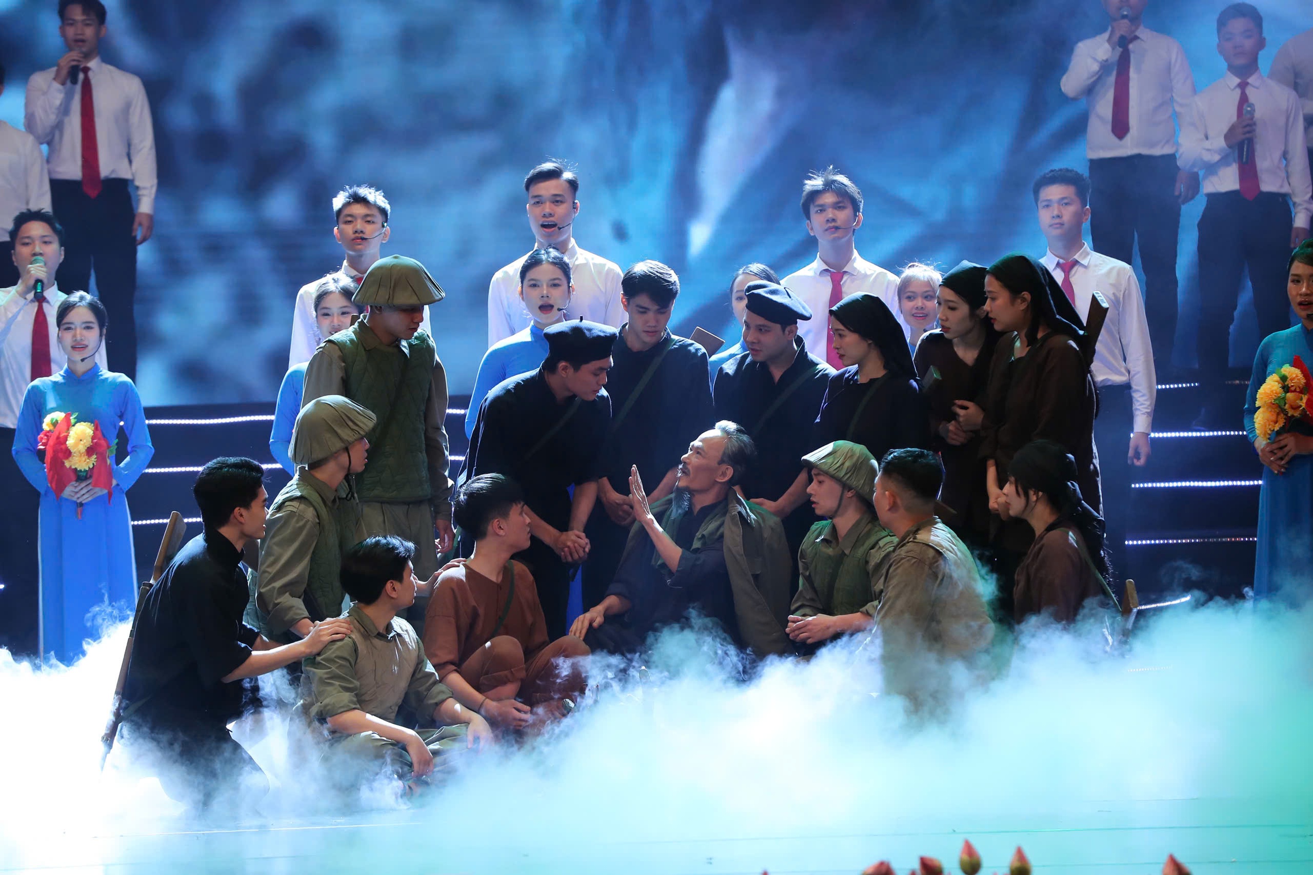 X&uacute;c động chương tr&igrave;nh nghệ thuật đặc biệt &ldquo;Qu&agrave; th&aacute;ng 5 d&acirc;ng Người&rdquo;- Ảnh 15.