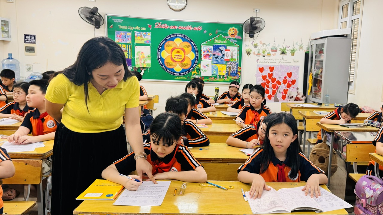 Bộ GD&ĐT lấy &yacute; kiến về ch&iacute;nh s&aacute;ch trả lương dạy th&ecirc;m cho gi&aacute;o vi&ecirc;n- Ảnh 1.