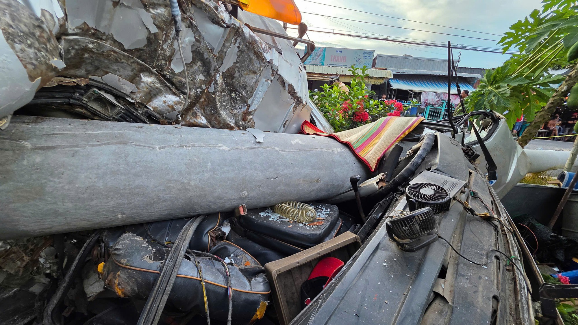 An Giang: Lao v&agrave;o cột điện, t&agrave;i xế xe cứu hộ tử vong tại chỗ- Ảnh 2.