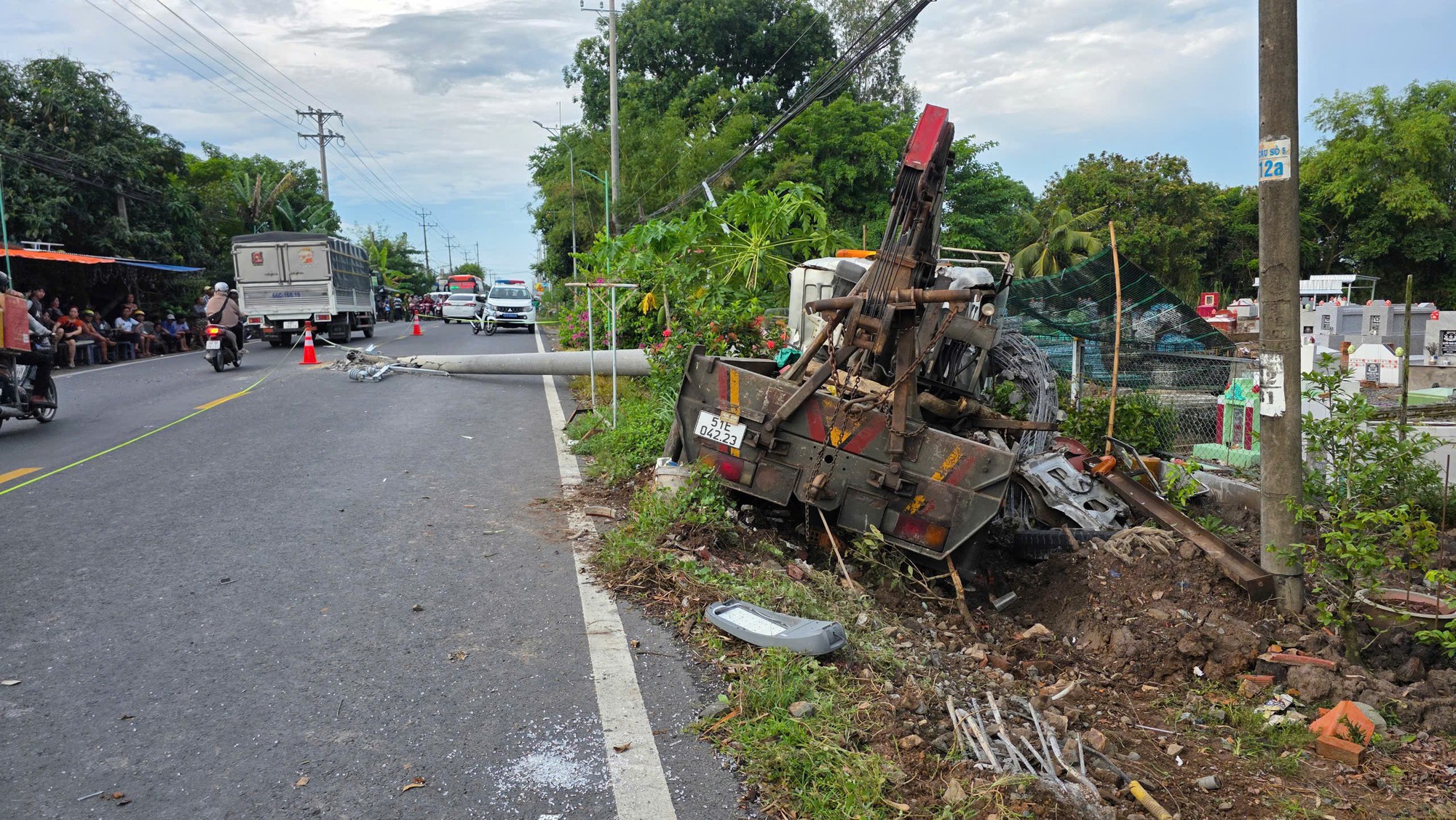 An Giang: Lao v&agrave;o cột điện, t&agrave;i xế xe cứu hộ tử vong tại chỗ- Ảnh 1.