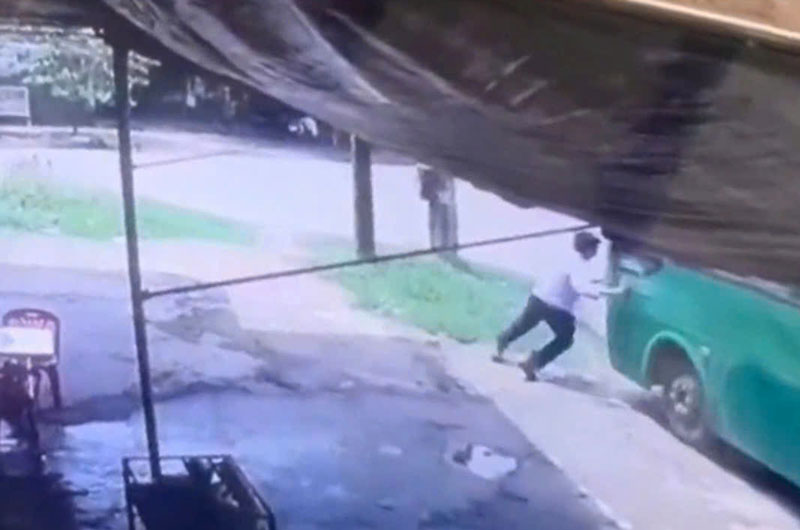 Hình ảnh trích xuất từ camera cho thấy anh Q cố gắng ngăn chiếc xe trôi tự do nhưng bất thành. Hình ảnh trích xuất từ camera cho thấy anh Q cố gắng ngăn chiếc xe trôi tự do nhưng bất thành.