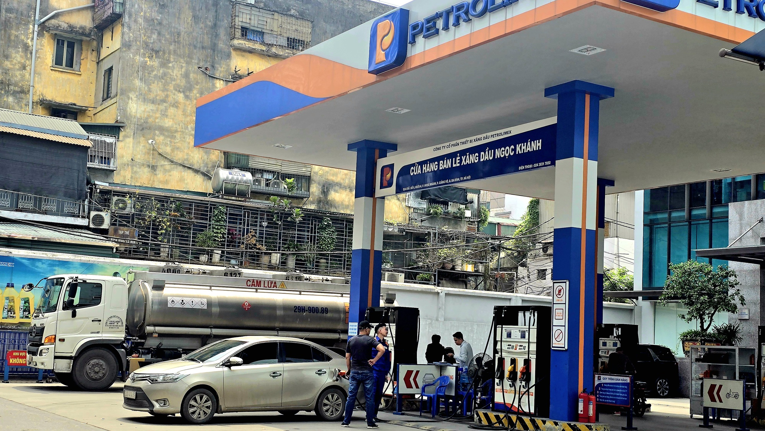 Giá xăng tăng hơn 400 đồng/lít- Ảnh 1. Giá xăng tăng hơn 400 đồng/lít- Ảnh 1.