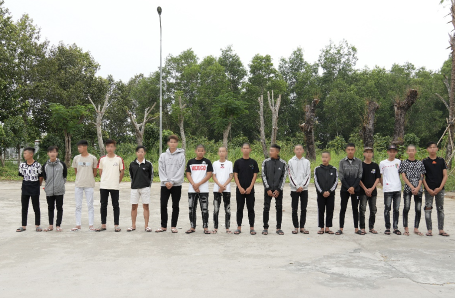 32 thanh thiếu ni&ecirc;n hỗn chiến tr&ecirc;n quốc lộ 1A v&igrave; kh&ocirc;ng "ưa" nhau- Ảnh 1.