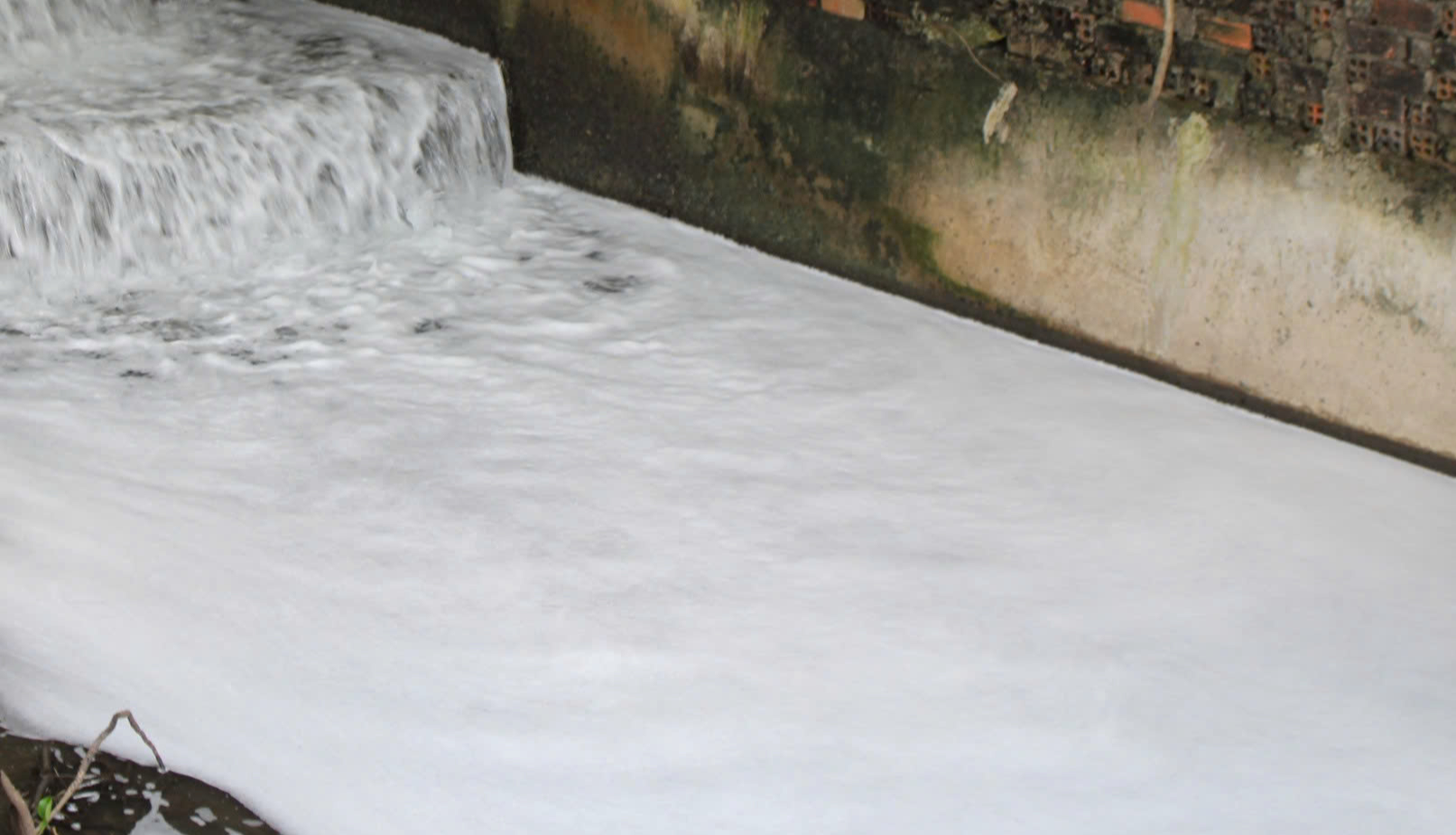 Đồng Nai: X&aacute;c minh nguồn nước sủi bọt trắng c&oacute; m&ugrave;i h&ocirc;i nồng tr&ecirc;n suối B&agrave; L&uacute;a- Ảnh 1.