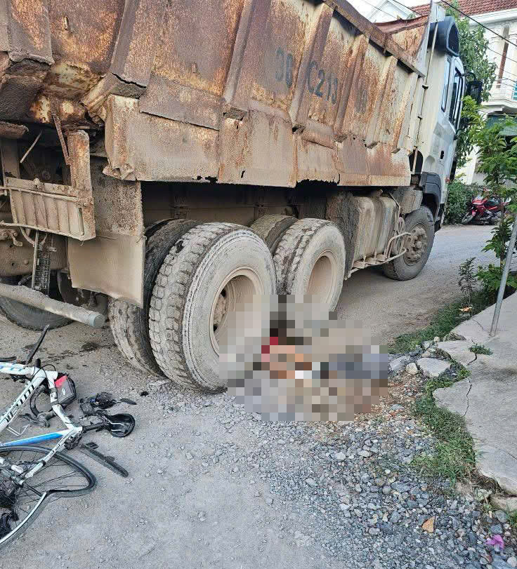 Nghệ An: Va chạm với xe tưới nước công trình, người đi xe đạp tử vong- Ảnh 1. Nghệ An: Va chạm với xe tưới nước công trình, người đi xe đạp tử vong- Ảnh 1.
