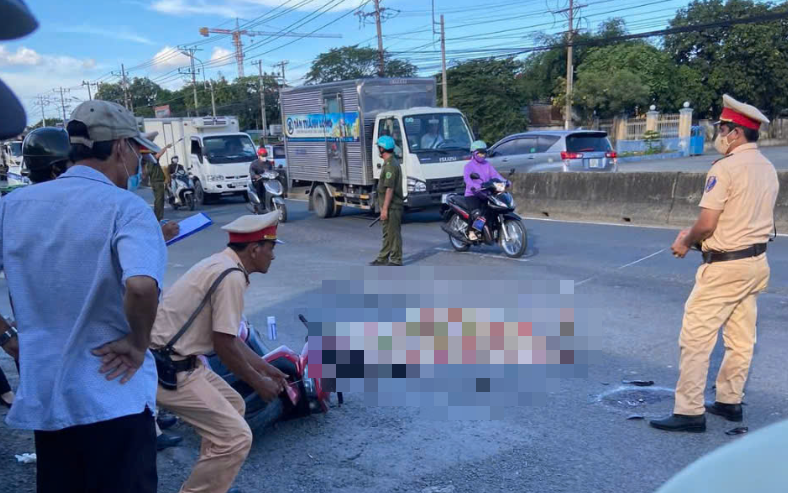 C&ocirc;ng an Long An mời người đi xe m&aacute;y ngược chiều tr&ecirc;n QL1 khiến 1 thanh ni&ecirc;n tử vong