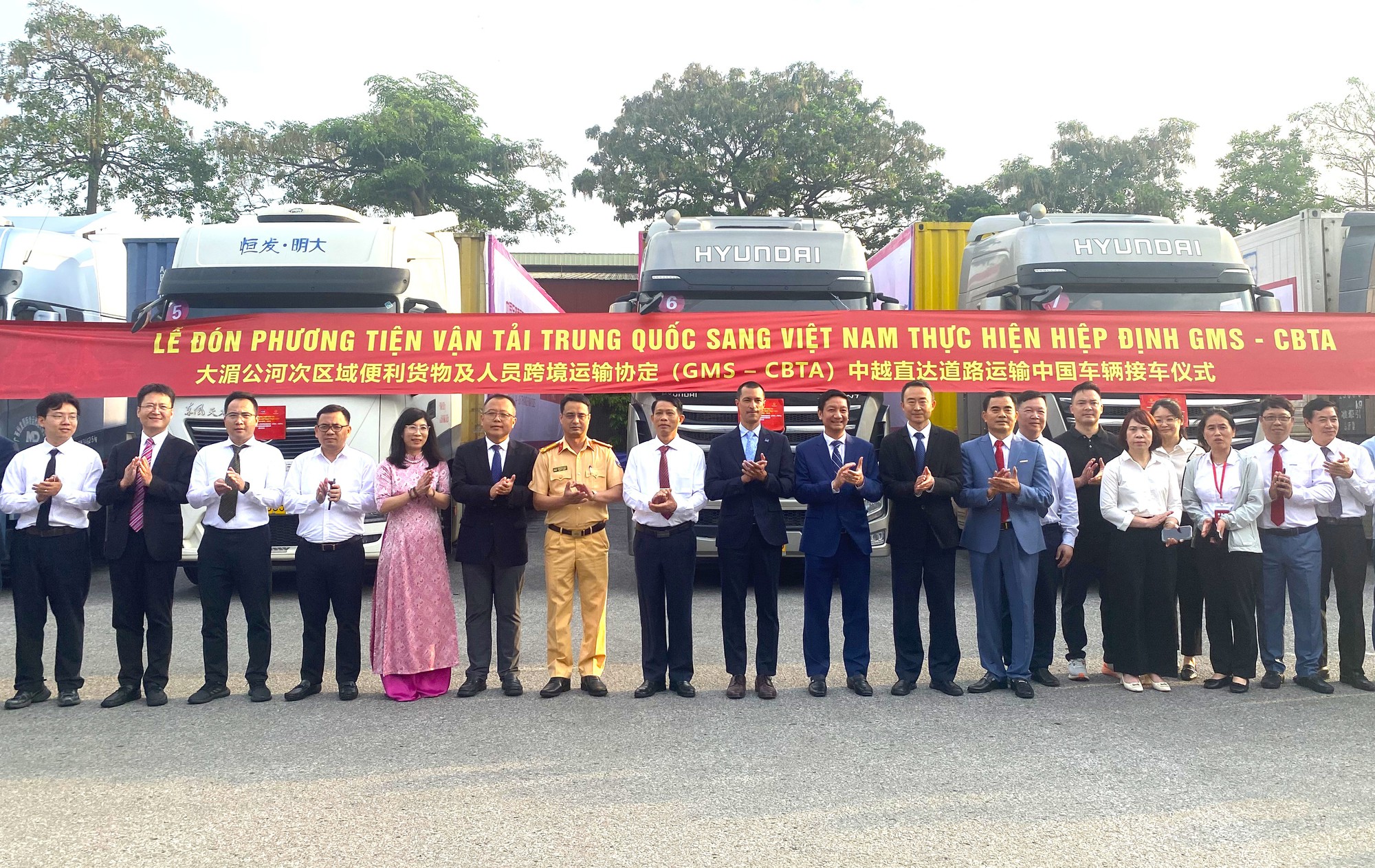Mở mới 2 tuyến vận tải đường bộ giữa Việt Nam - Trung Quốc- Ảnh 1. Mở mới 2 tuyến vận tải đường bộ giữa Việt Nam - Trung Quốc- Ảnh 1.