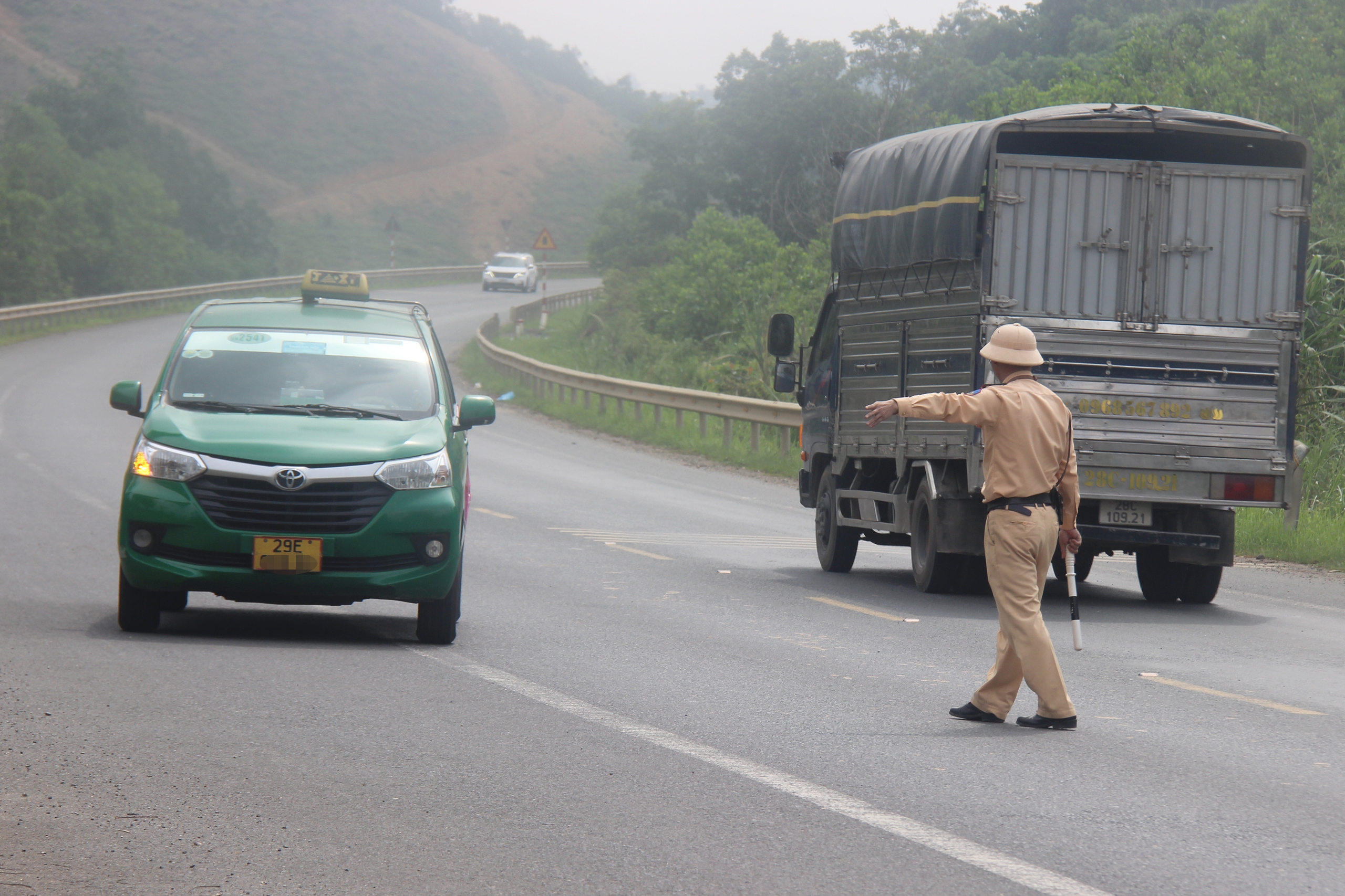 Hà Nội: Nhiều tài xế chạy quá tốc độ bị phạt nặng- Ảnh 1. Hà Nội: Nhiều tài xế chạy quá tốc độ bị phạt nặng- Ảnh 1.