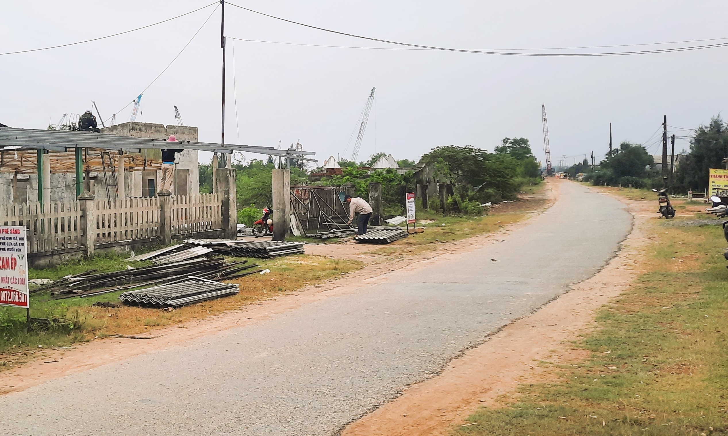 Người d&acirc;n tất bật th&aacute;o dỡ nh&agrave;, b&agrave;n giao mặt bằng x&acirc;y khu bến cảng 14.000 tỷ ở Quảng Trị- Ảnh 1.
