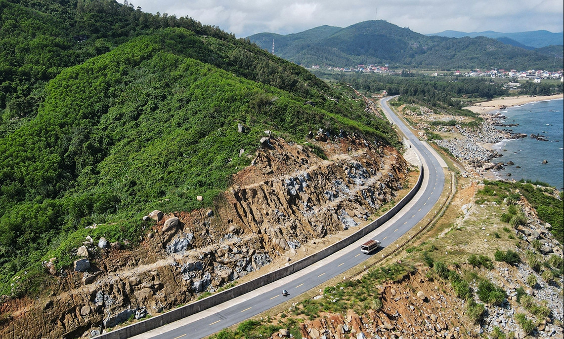 H&agrave; Tĩnh: Khẩn trương sửa chữa nhiều vị tr&iacute; hư hỏng tr&ecirc;n tuyến đường ven biển- Ảnh 1.