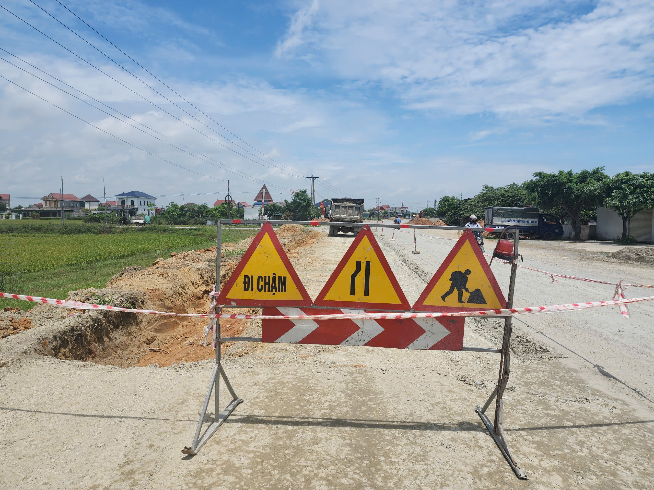 H&agrave; Tĩnh: Khẩn trương sửa chữa nhiều vị tr&iacute; hư hỏng tr&ecirc;n tuyến đường ven biển- Ảnh 2.