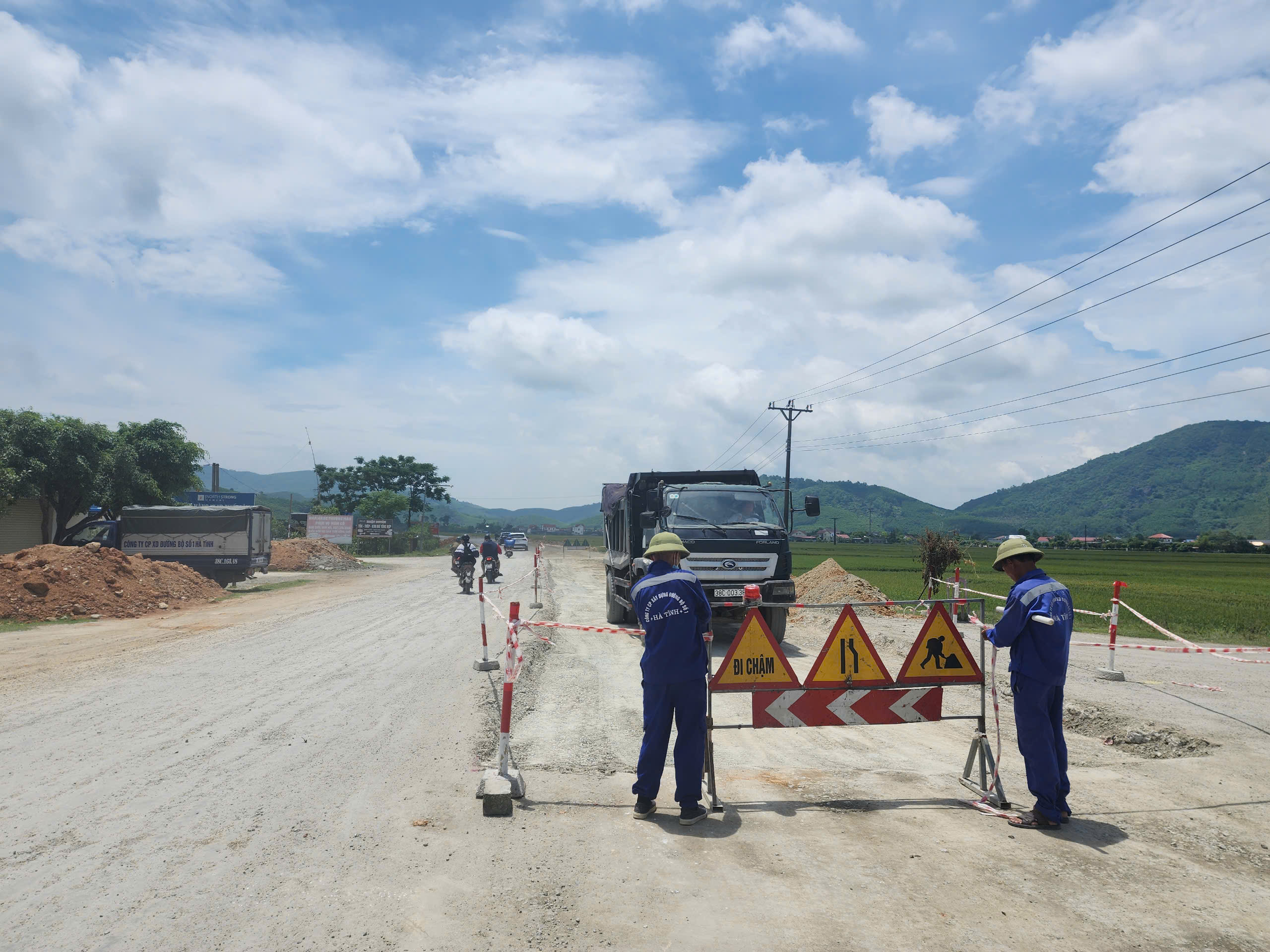 H&agrave; Tĩnh: Khẩn trương sửa chữa nhiều vị tr&iacute; hư hỏng tr&ecirc;n tuyến đường ven biển- Ảnh 4.