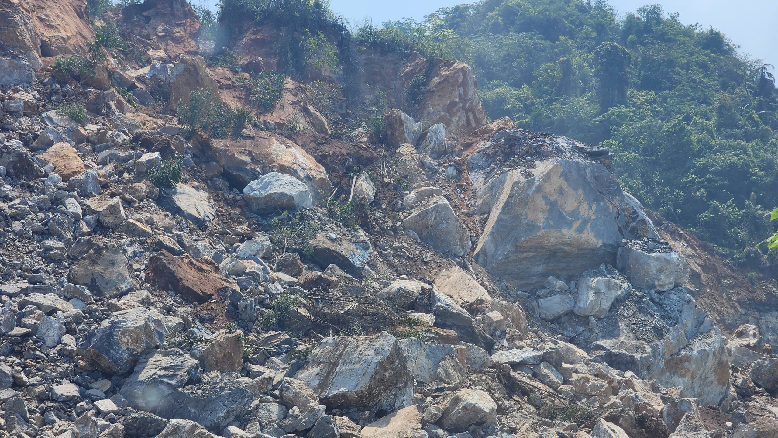 Dừng hoạt động, làm rõ quy trình khai thác mỏ đá bị sập ở Tuyên Quang- Ảnh 1. Dừng hoạt động, làm rõ quy trình khai thác mỏ đá bị sập ở Tuyên Quang- Ảnh 1.