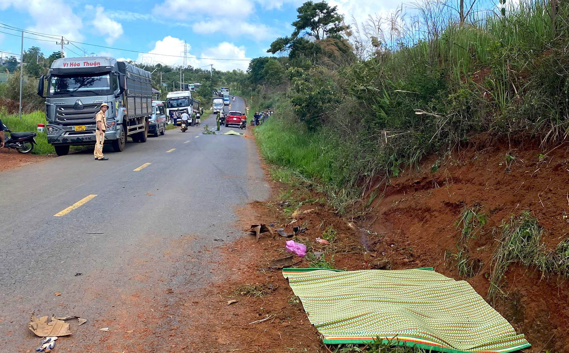 Tai nạn li&ecirc;n ho&agrave;n ở Đắk N&ocirc;ng, t&agrave;i xế xe đầu k&eacute;o v&agrave; xe m&aacute;y tử vong tại chỗ- Ảnh 1.