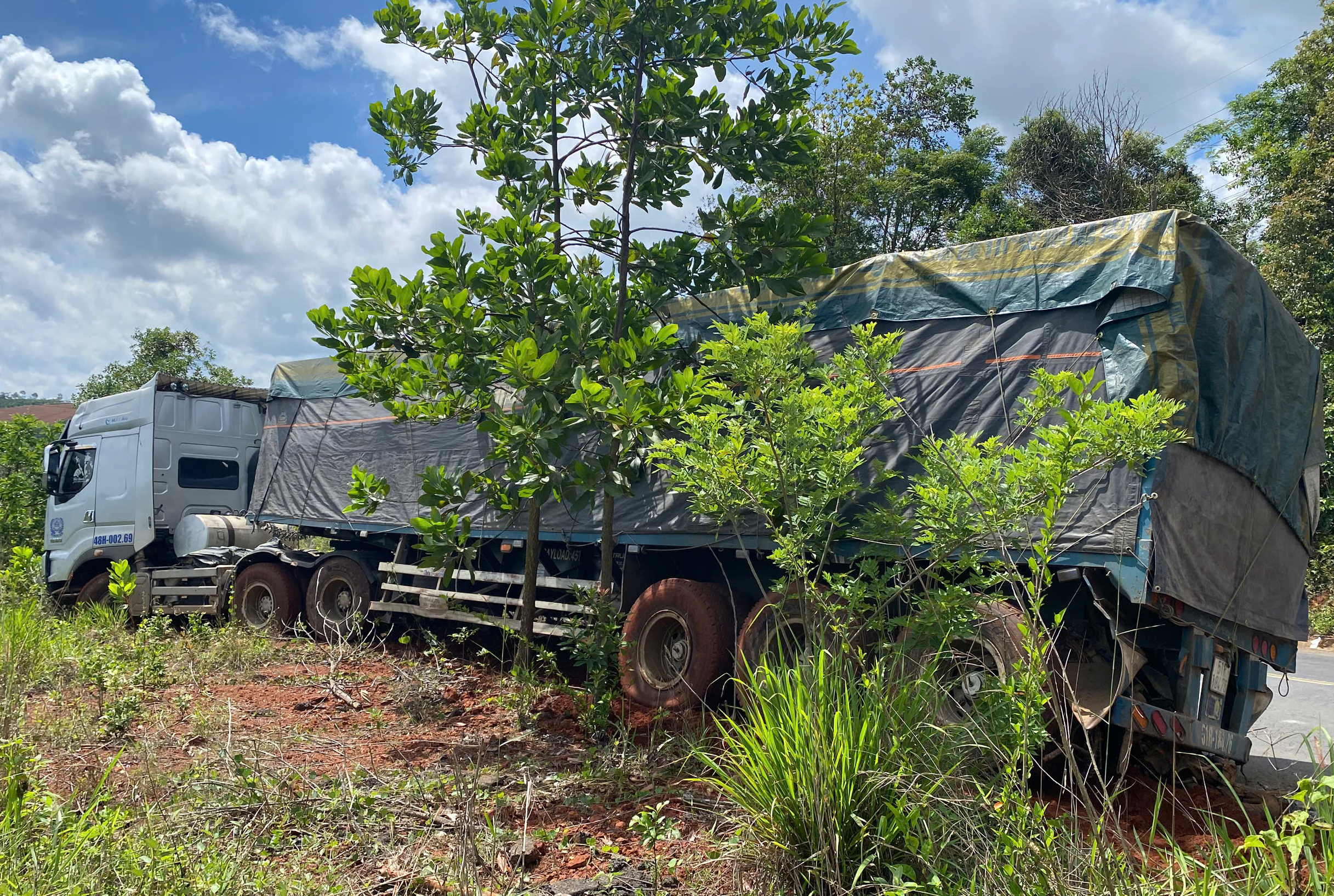 Tai nạn li&ecirc;n ho&agrave;n ở Đắk N&ocirc;ng, t&agrave;i xế xe đầu k&eacute;o v&agrave; xe m&aacute;y tử vong tại chỗ- Ảnh 2.