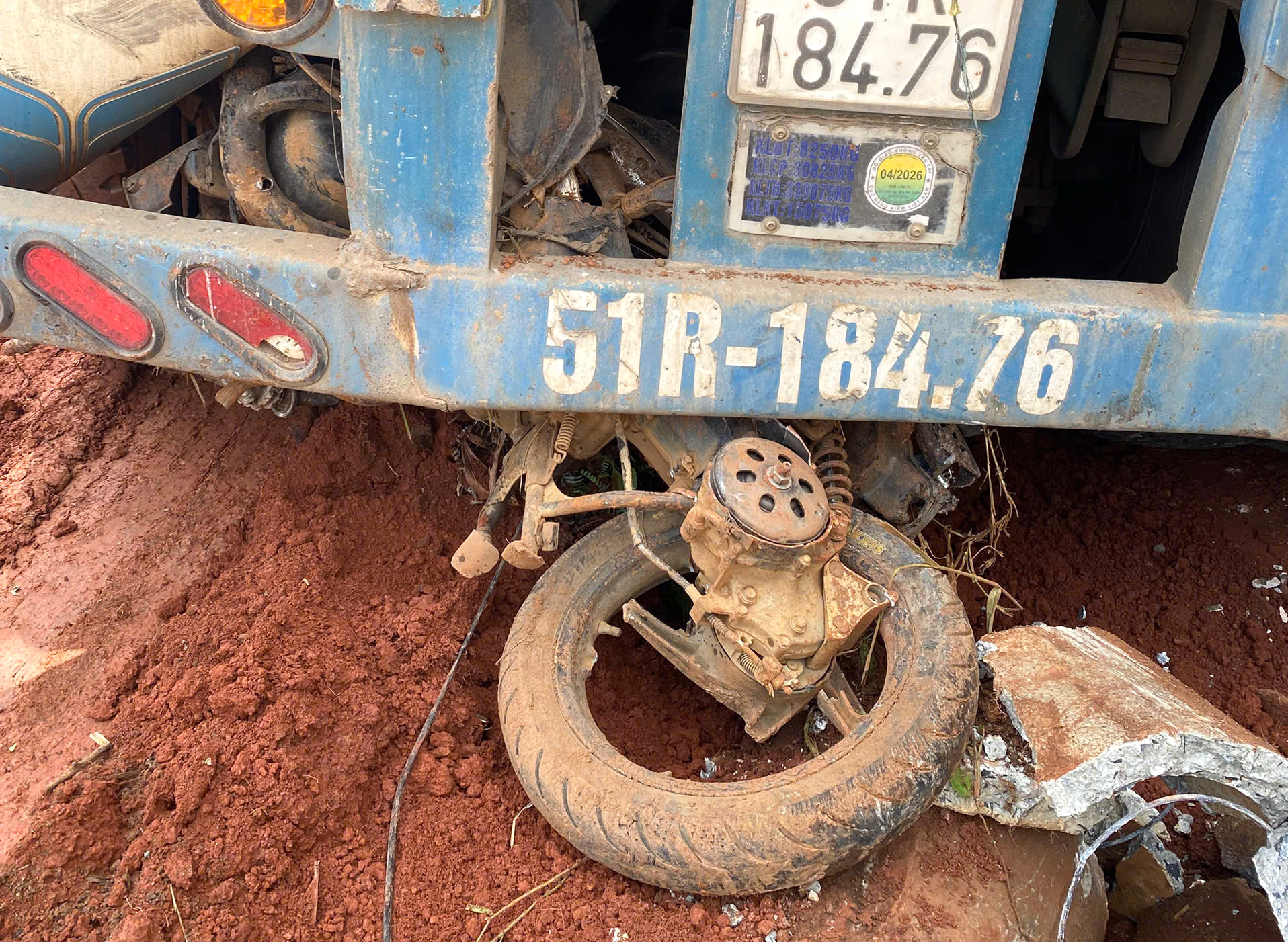 Tai nạn li&ecirc;n ho&agrave;n ở Đắk N&ocirc;ng, t&agrave;i xế xe đầu k&eacute;o v&agrave; xe m&aacute;y tử vong tại chỗ- Ảnh 4.