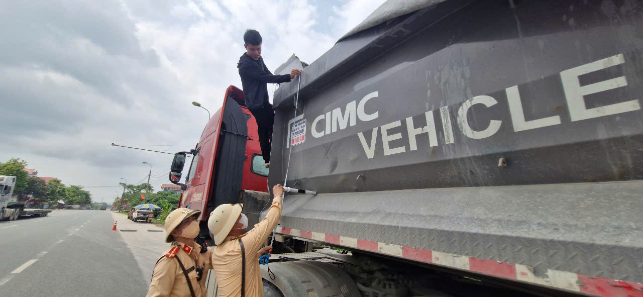 CSGT xử l&yacute; nhiều xe qu&aacute; tải, cơi nới th&agrave;nh th&ugrave;ng tại Bắc Giang- Ảnh 1.