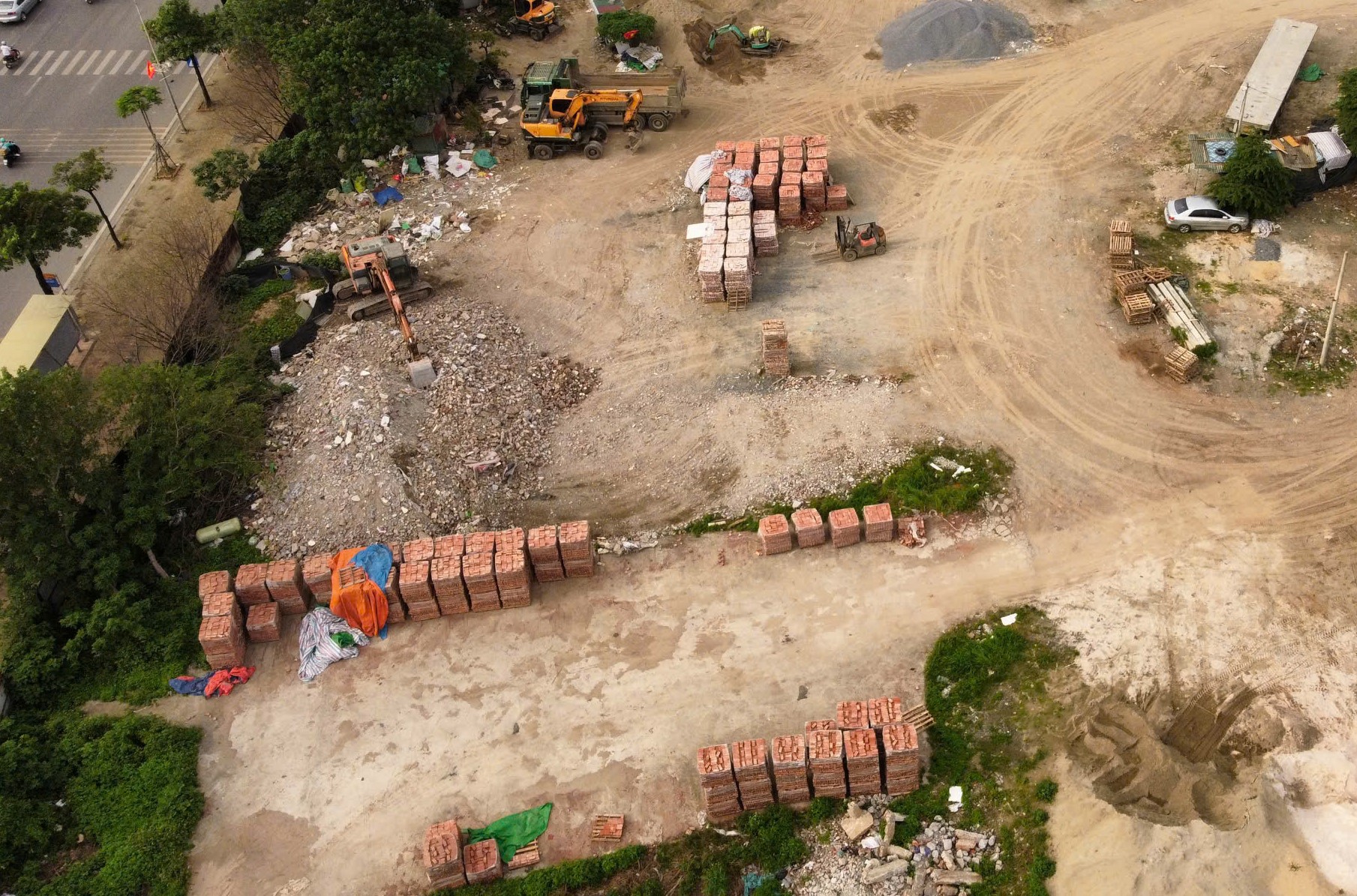 Tr&agrave;n lan b&atilde;i tập kết vật liệu x&acirc;y dựng kh&ocirc;ng ph&eacute;p, quản c&aacute;ch n&agrave;o?- Ảnh 1.