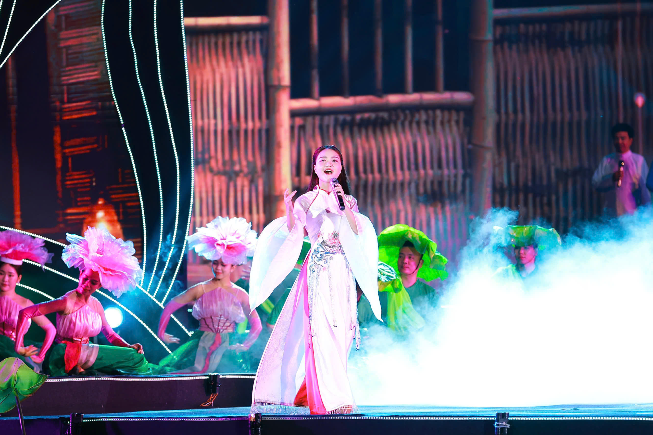 Khai mạc Lễ hội L&agrave;ng Sen năm 2025 v&agrave; kh&aacute;nh th&agrave;nh tượng đ&agrave;i &ldquo;B&aacute;c Hồ về thăm qu&ecirc;&rdquo;- Ảnh 12.