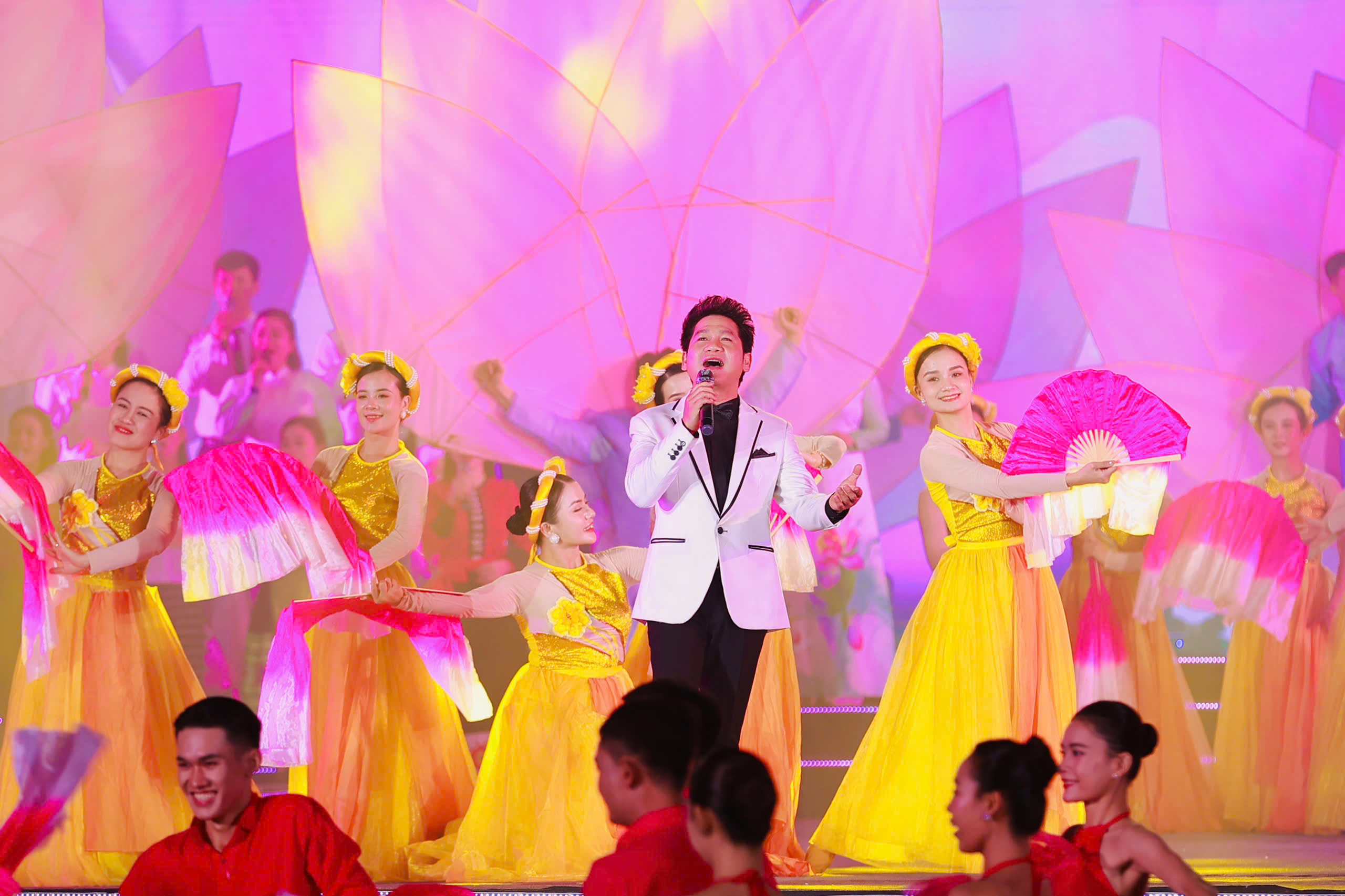 Khai mạc Lễ hội L&agrave;ng Sen năm 2025 v&agrave; kh&aacute;nh th&agrave;nh tượng đ&agrave;i &ldquo;B&aacute;c Hồ về thăm qu&ecirc;&rdquo;- Ảnh 14.