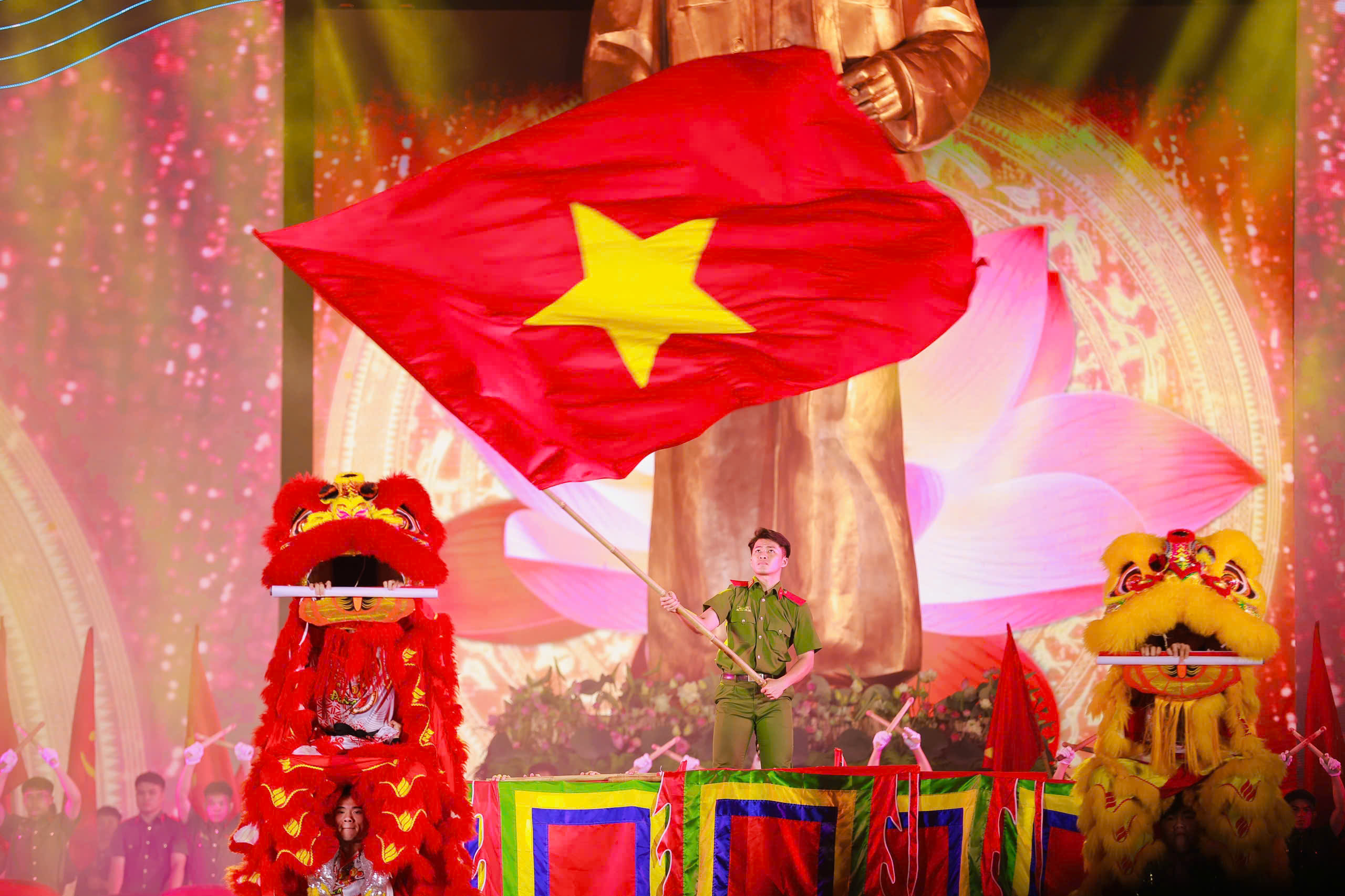 Khai mạc Lễ hội L&agrave;ng Sen năm 2025 v&agrave; kh&aacute;nh th&agrave;nh tượng đ&agrave;i &ldquo;B&aacute;c Hồ về thăm qu&ecirc;&rdquo;- Ảnh 11.