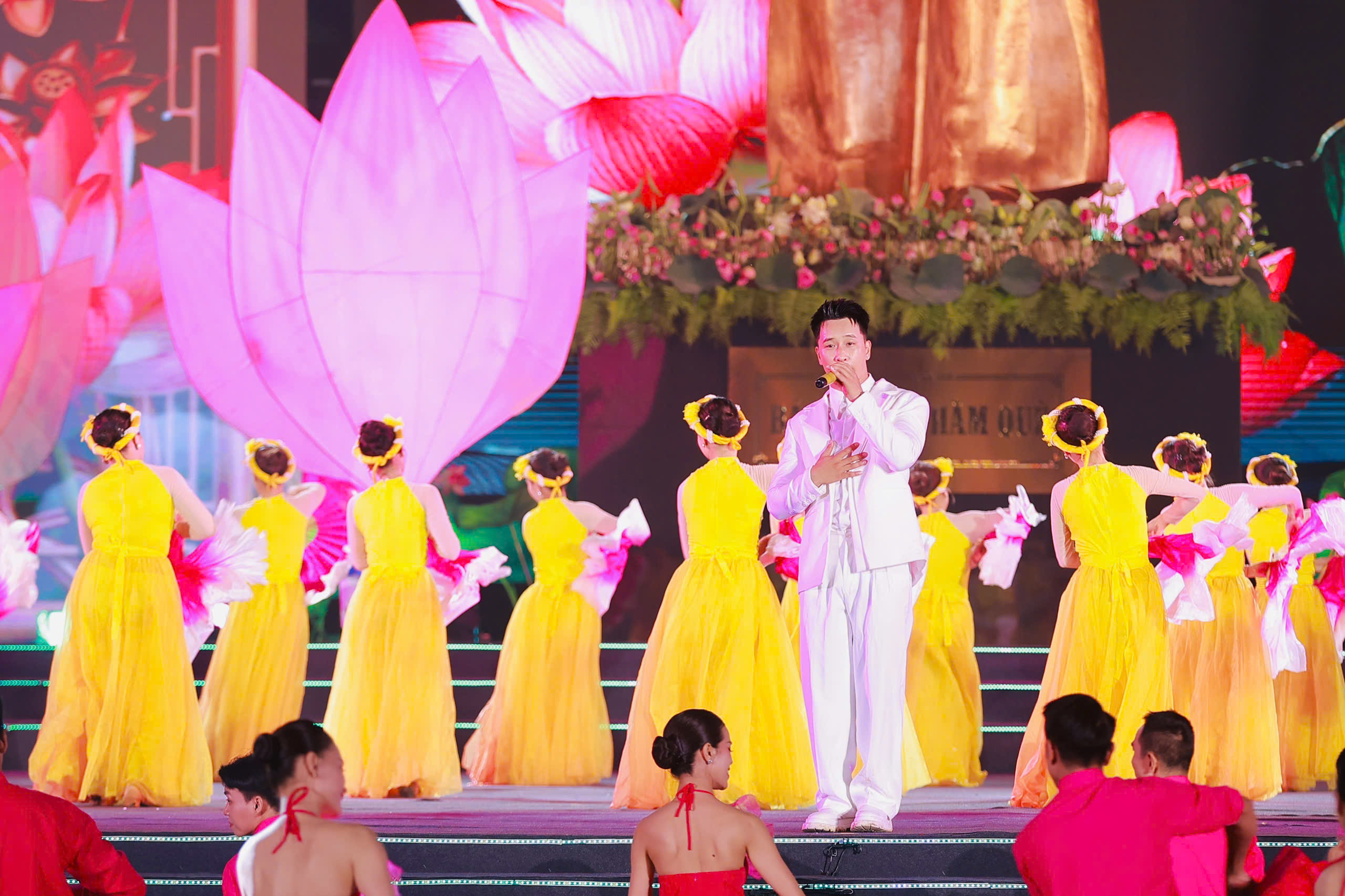 Khai mạc Lễ hội L&agrave;ng Sen năm 2025 v&agrave; kh&aacute;nh th&agrave;nh tượng đ&agrave;i &ldquo;B&aacute;c Hồ về thăm qu&ecirc;&rdquo;- Ảnh 13.