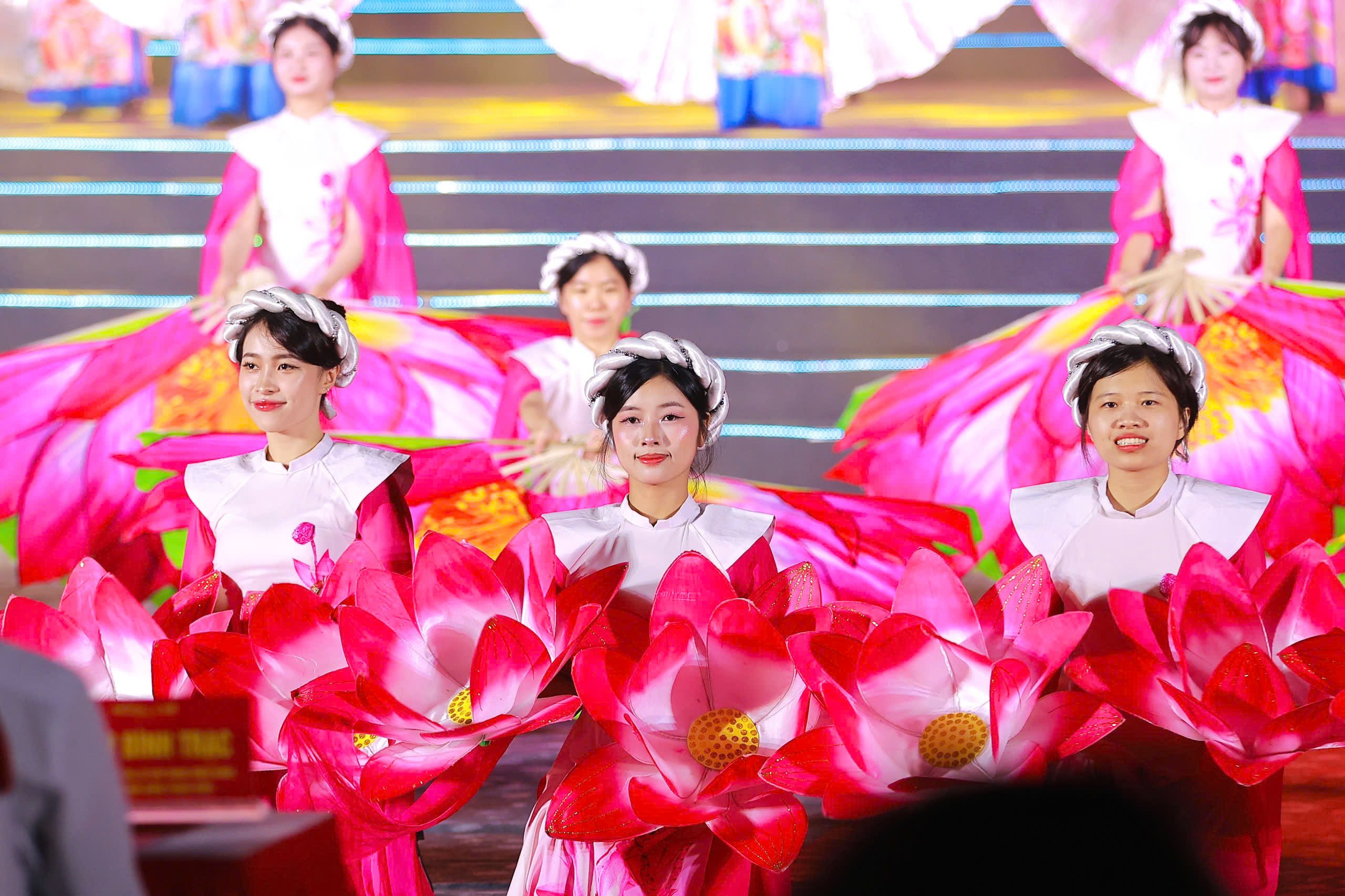 Khai mạc Lễ hội L&agrave;ng Sen năm 2025 v&agrave; kh&aacute;nh th&agrave;nh tượng đ&agrave;i &ldquo;B&aacute;c Hồ về thăm qu&ecirc;&rdquo;- Ảnh 16.