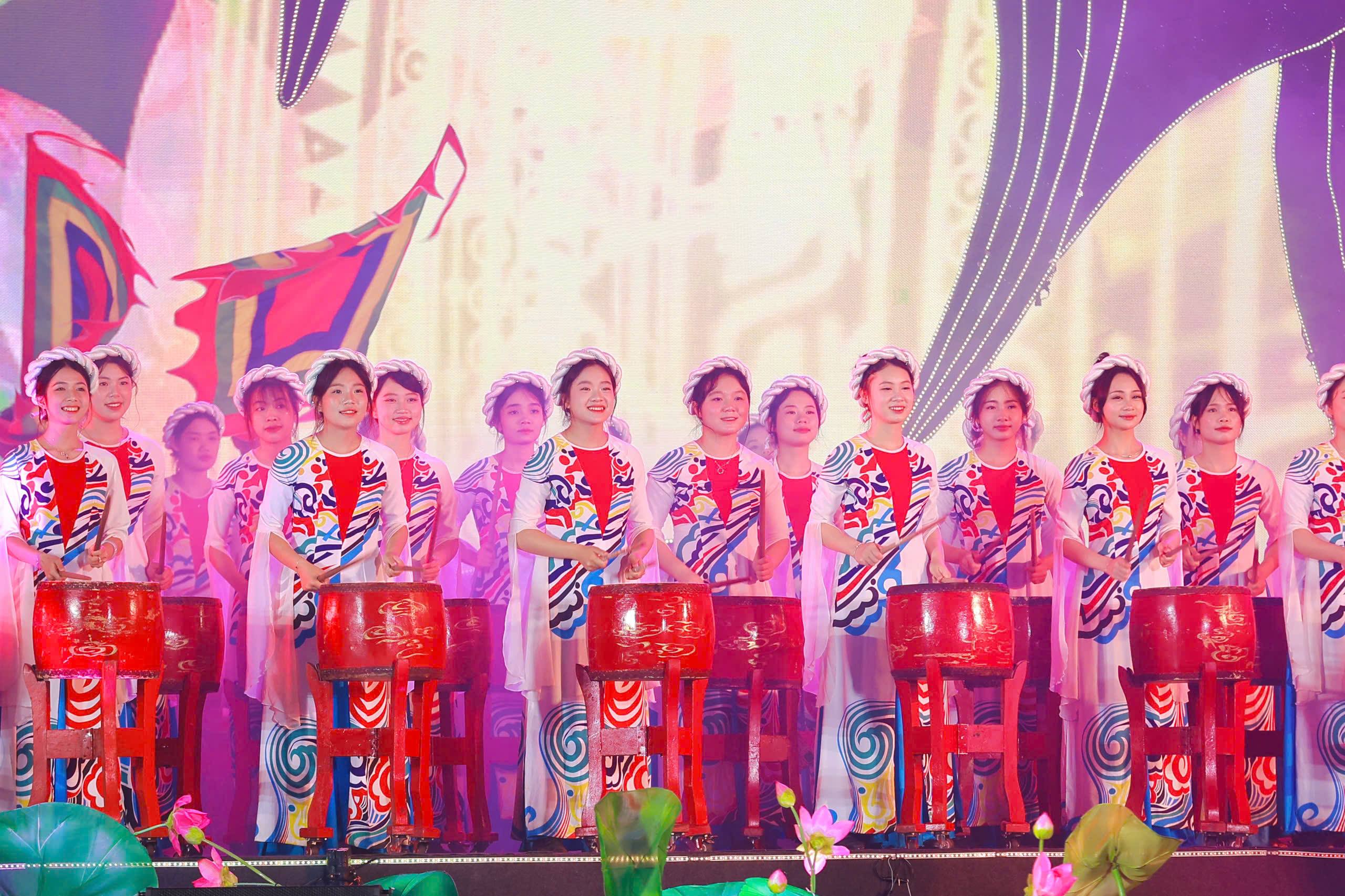 Khai mạc Lễ hội L&agrave;ng Sen năm 2025 v&agrave; kh&aacute;nh th&agrave;nh tượng đ&agrave;i &ldquo;B&aacute;c Hồ về thăm qu&ecirc;&rdquo;- Ảnh 15.