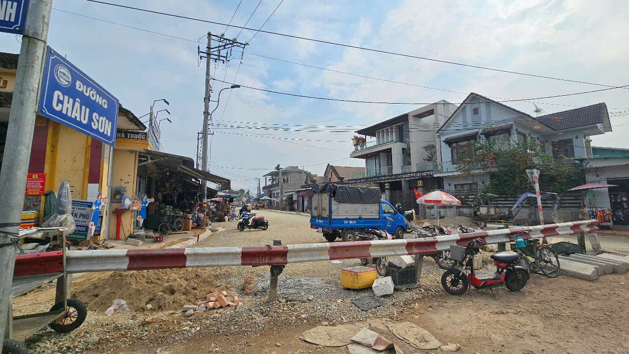 Huế: H&agrave;ng loạt tuyến đường bị r&agrave;o chắn chờ đấu nối quốc lộ, l&atilde;ng ph&iacute; tiền tỷ- Ảnh 5.