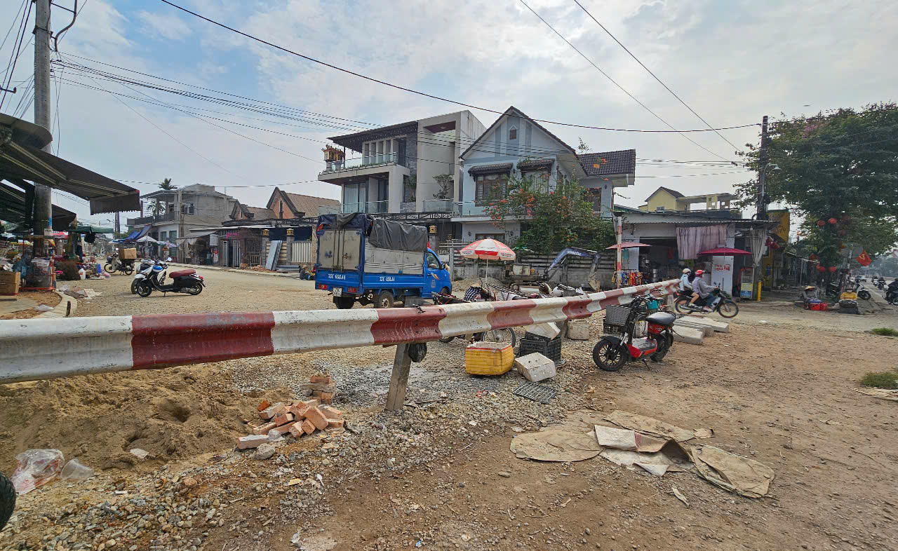 Huế: H&agrave;ng loạt tuyến đường bị r&agrave;o chắn chờ đấu nối quốc lộ, l&atilde;ng ph&iacute; tiền tỷ- Ảnh 14.