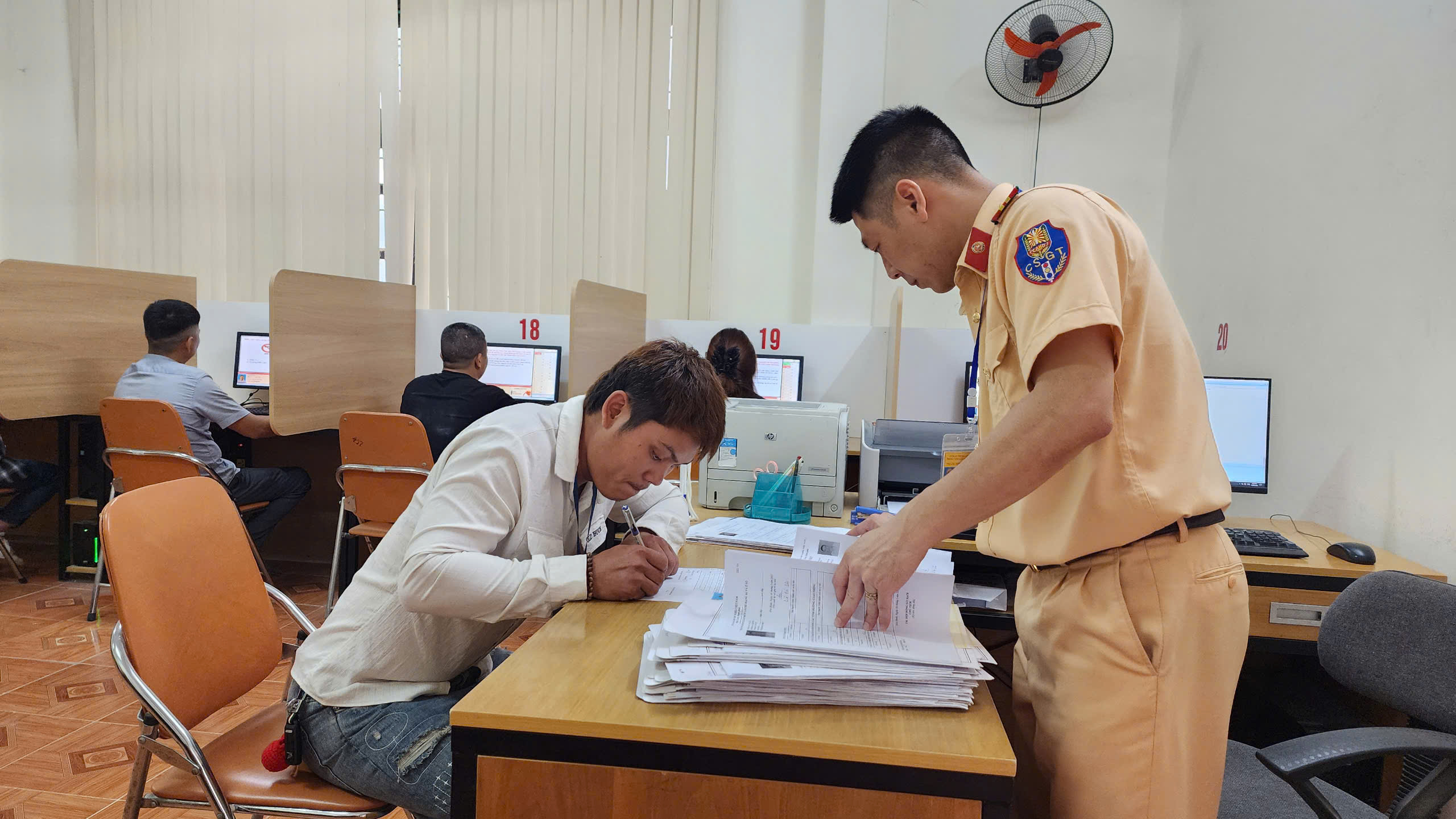 CSGT H&ograve;a B&igrave;nh lần đầu tổ chức s&aacute;t hạch GPLX &ocirc; t&ocirc;- Ảnh 7.