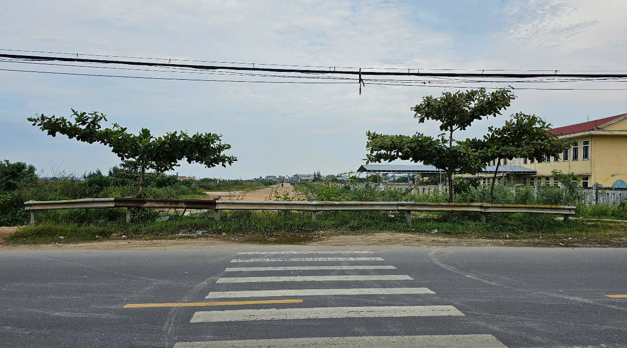 Huế: H&agrave;ng loạt tuyến đường bị r&agrave;o chắn chờ đấu nối quốc lộ, l&atilde;ng ph&iacute; tiền tỷ- Ảnh 2.