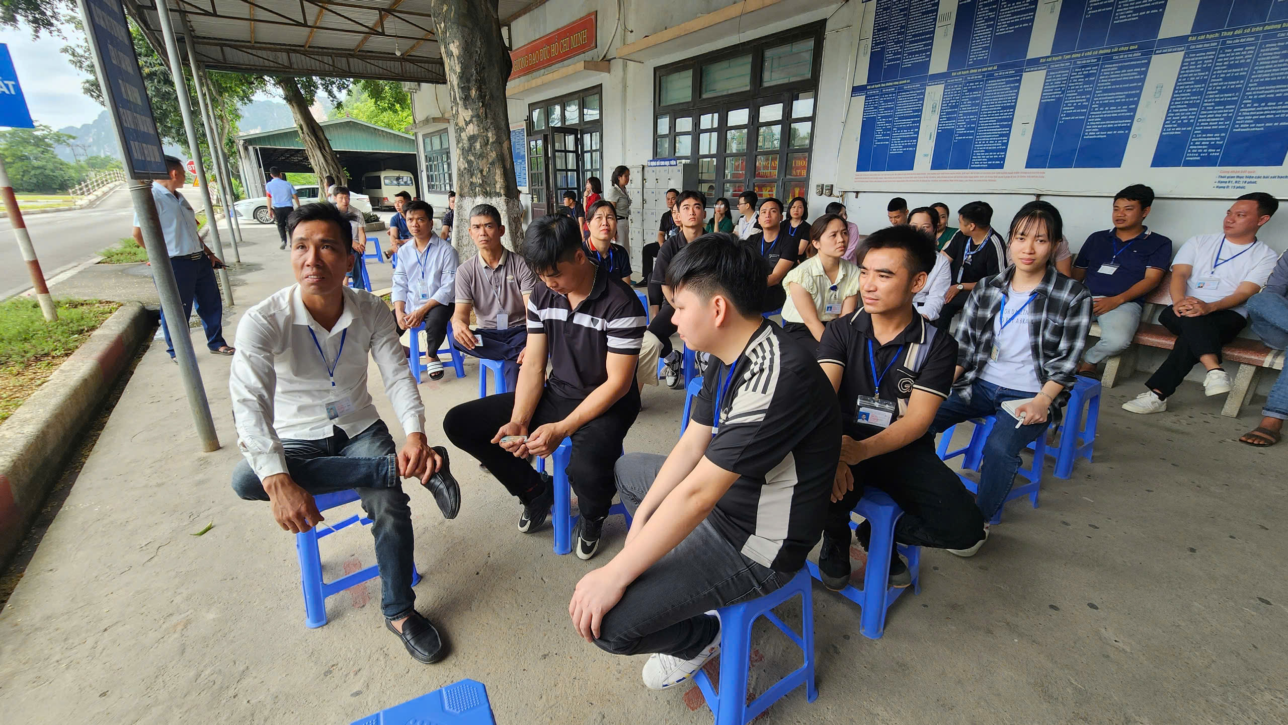 CSGT H&ograve;a B&igrave;nh lần đầu tổ chức s&aacute;t hạch GPLX &ocirc; t&ocirc;- Ảnh 1.