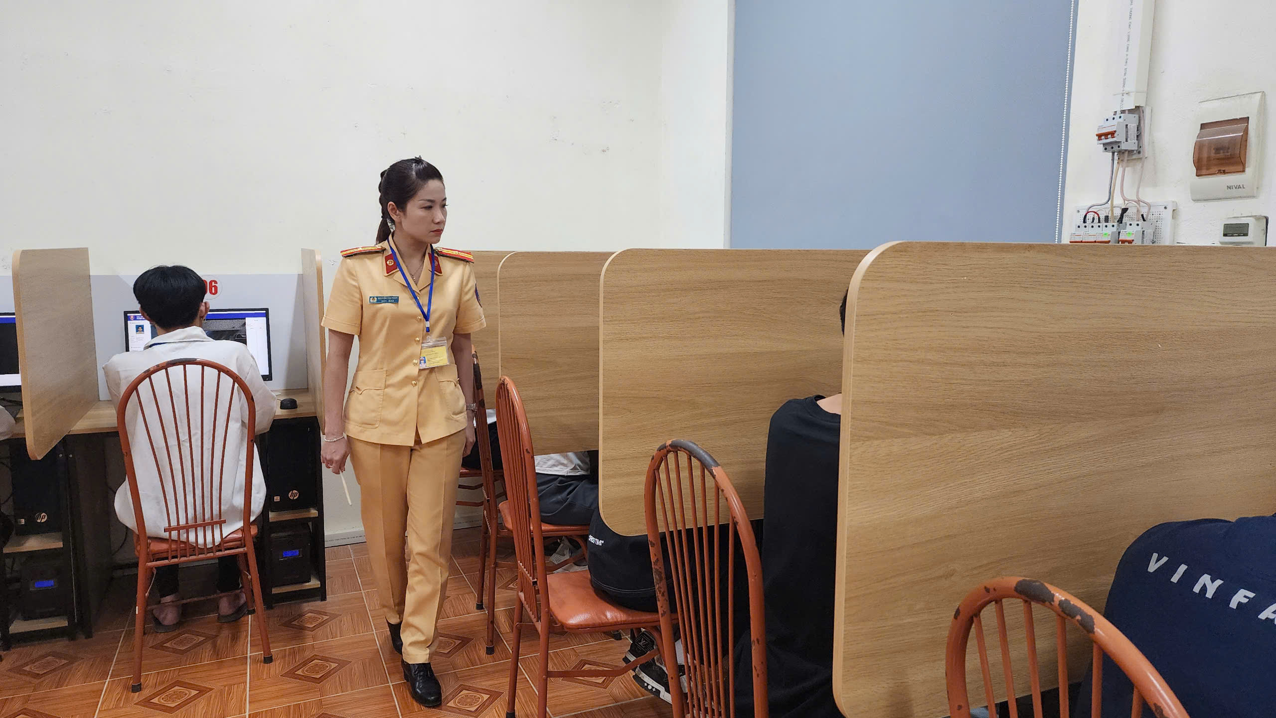 CSGT H&ograve;a B&igrave;nh lần đầu tổ chức s&aacute;t hạch GPLX &ocirc; t&ocirc;- Ảnh 14.