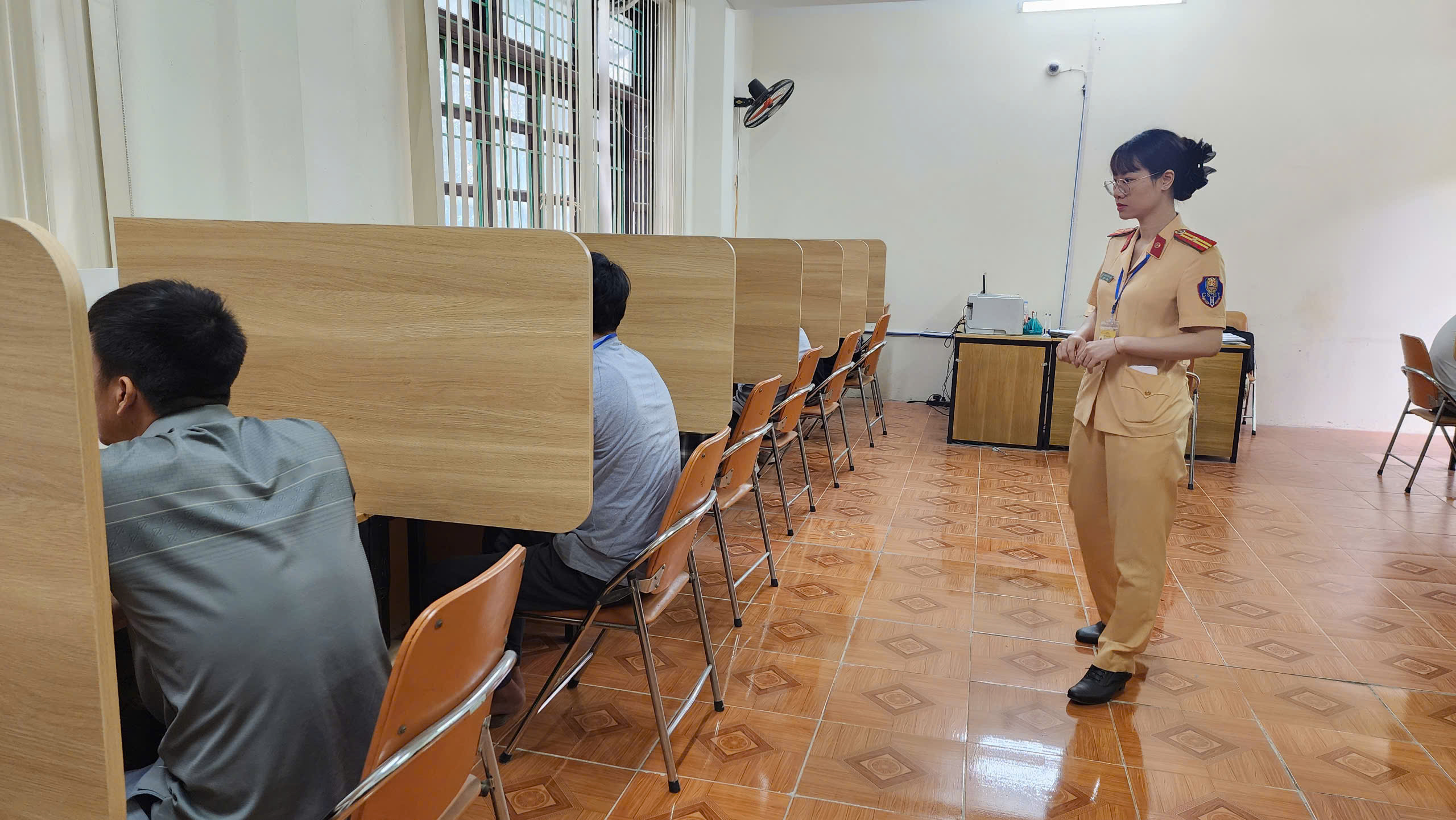 CSGT H&ograve;a B&igrave;nh lần đầu tổ chức s&aacute;t hạch GPLX &ocirc; t&ocirc;- Ảnh 16.