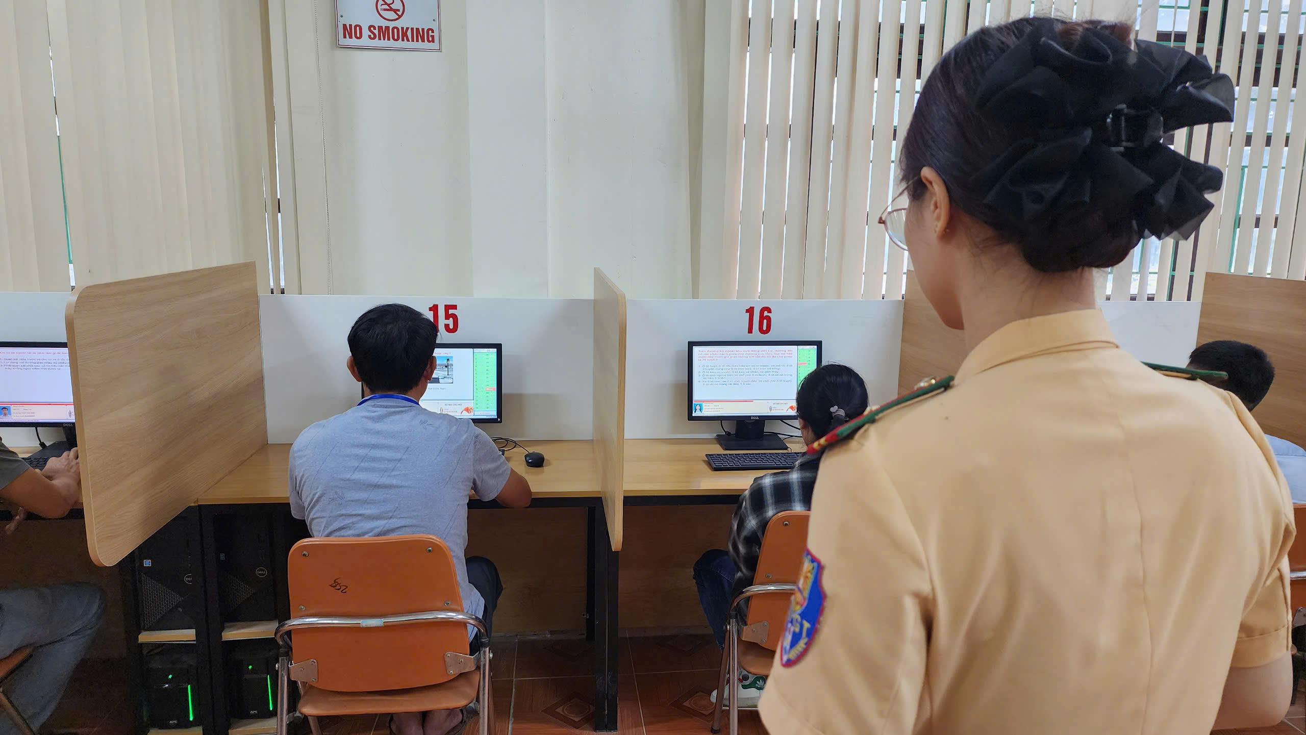 CSGT H&ograve;a B&igrave;nh lần đầu tổ chức s&aacute;t hạch GPLX &ocirc; t&ocirc;- Ảnh 18.