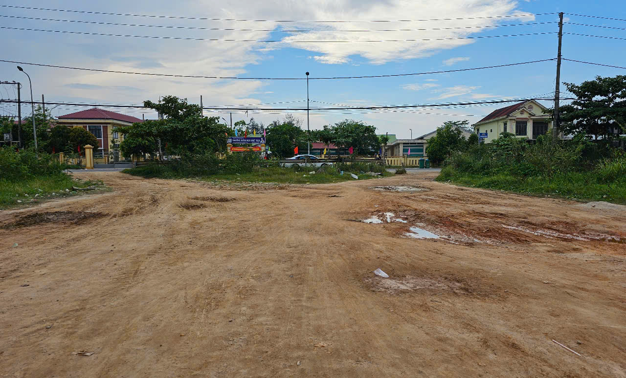 Huế: H&agrave;ng loạt tuyến đường bị r&agrave;o chắn chờ đấu nối quốc lộ, l&atilde;ng ph&iacute; tiền tỷ- Ảnh 3.